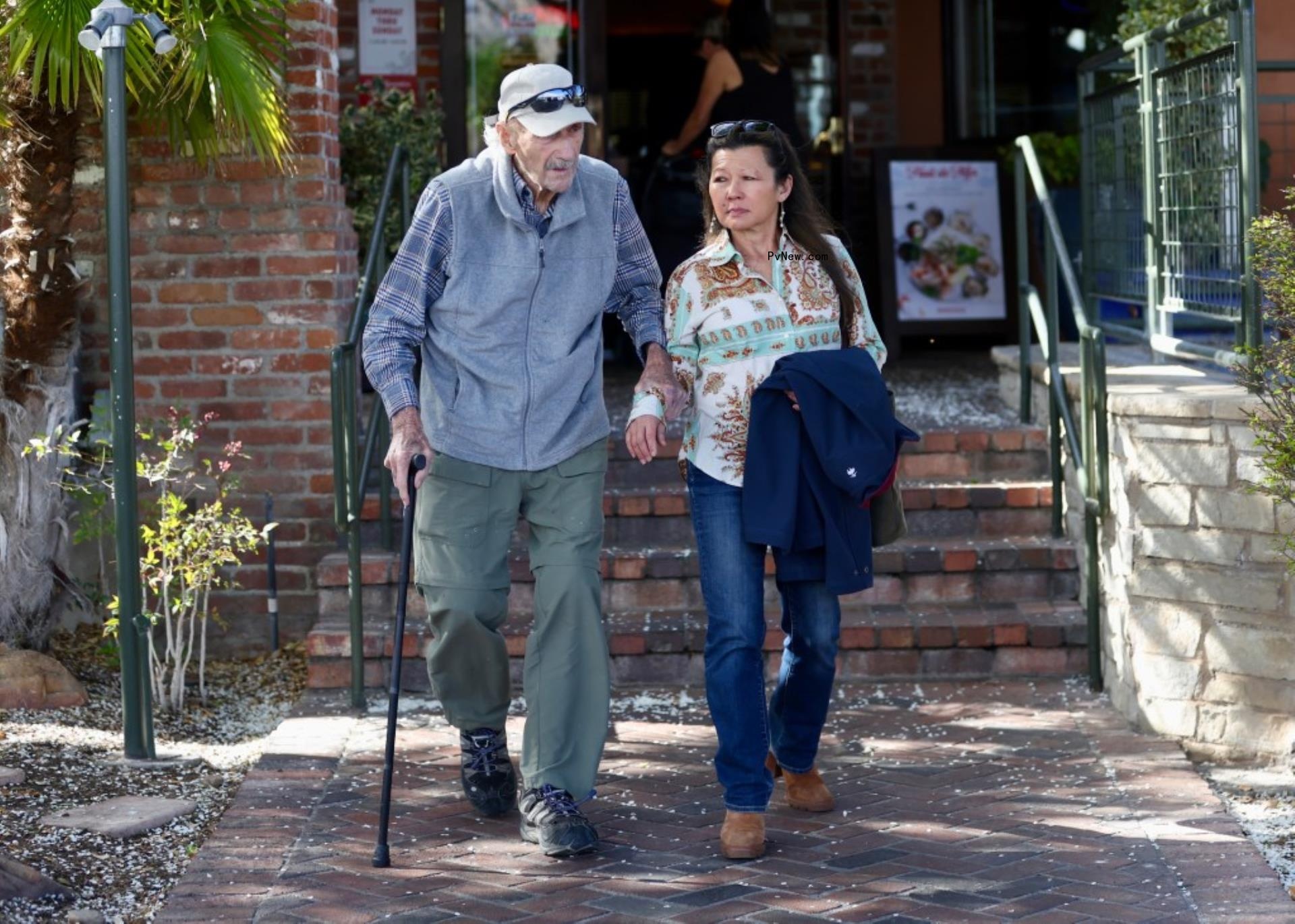 Gene Hackman and his wife Betsy Arakawa at Pappadeaux's in Santa Fe, New Mexico.
