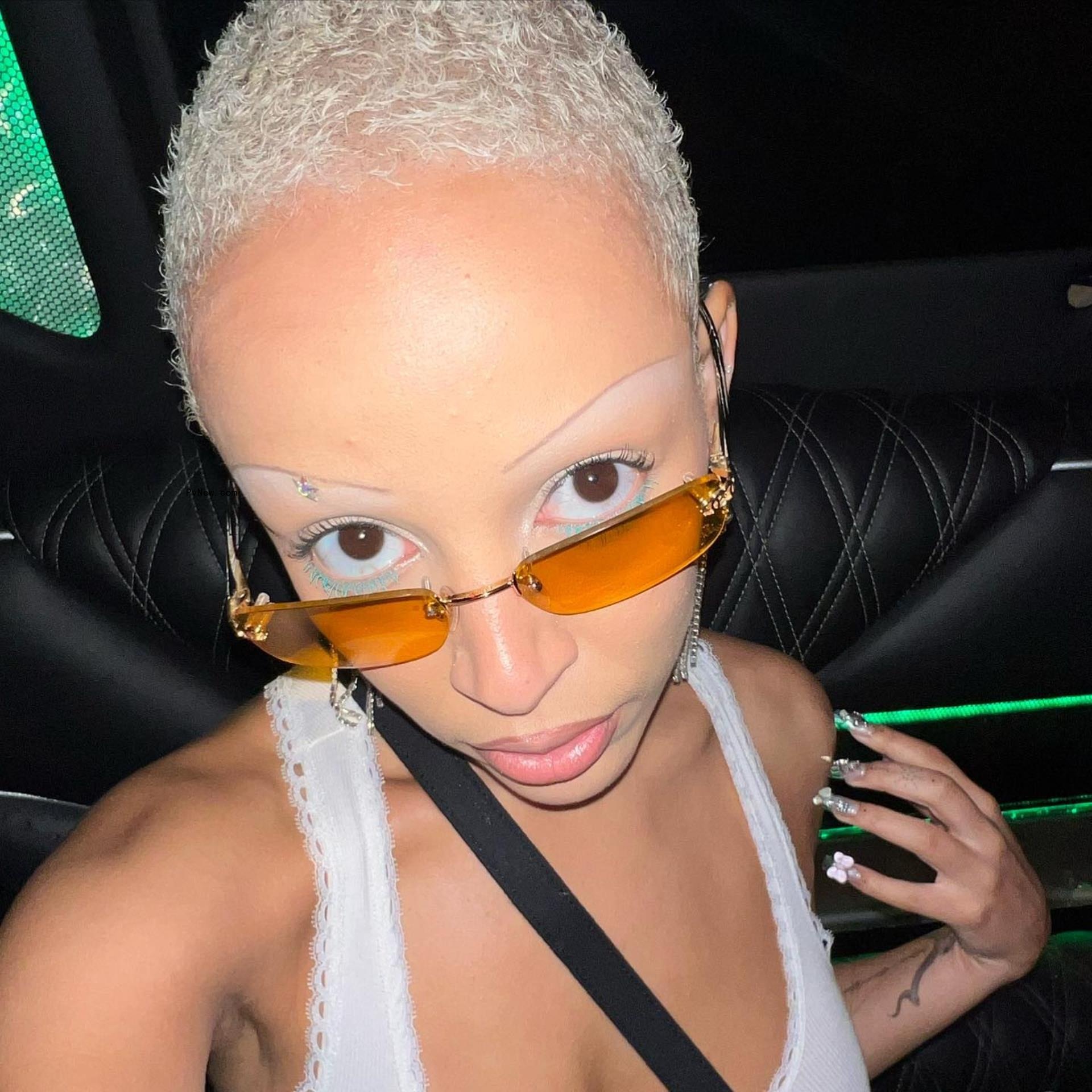 A selfie of Doja Cat.