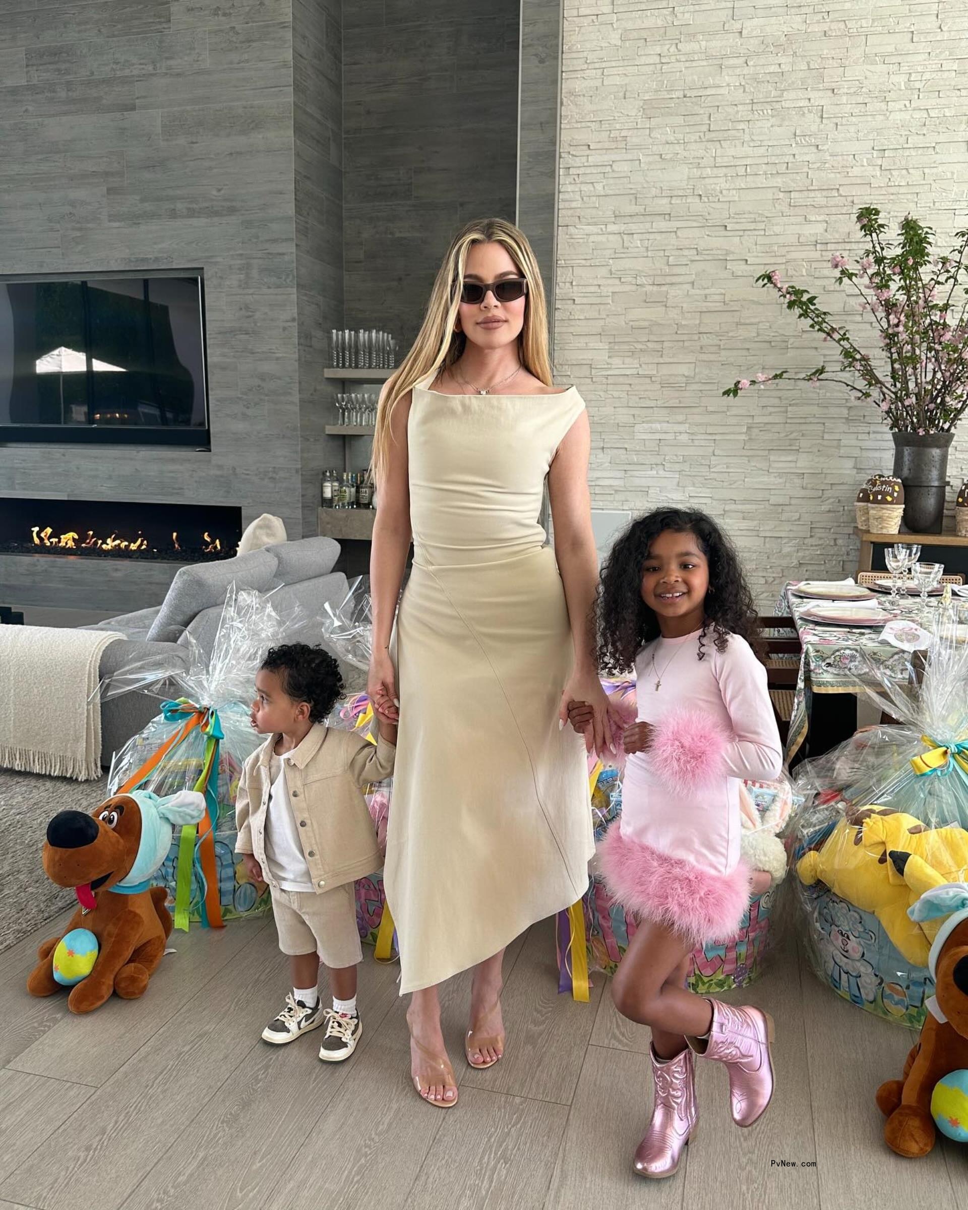 Khloe Kardashian posing with Tatum and True