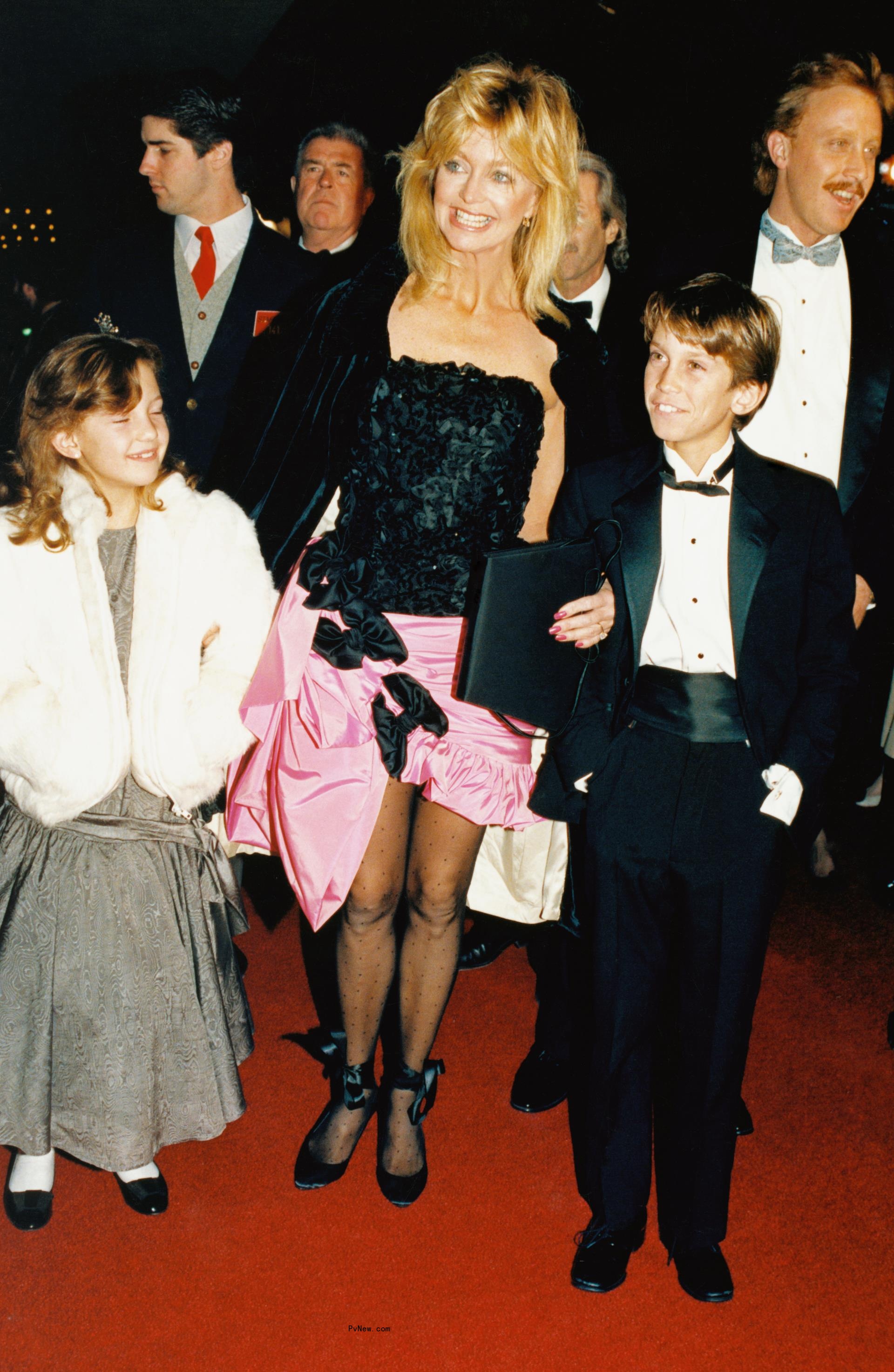Goldie Hawn smiles with her children, Oliver and Kate