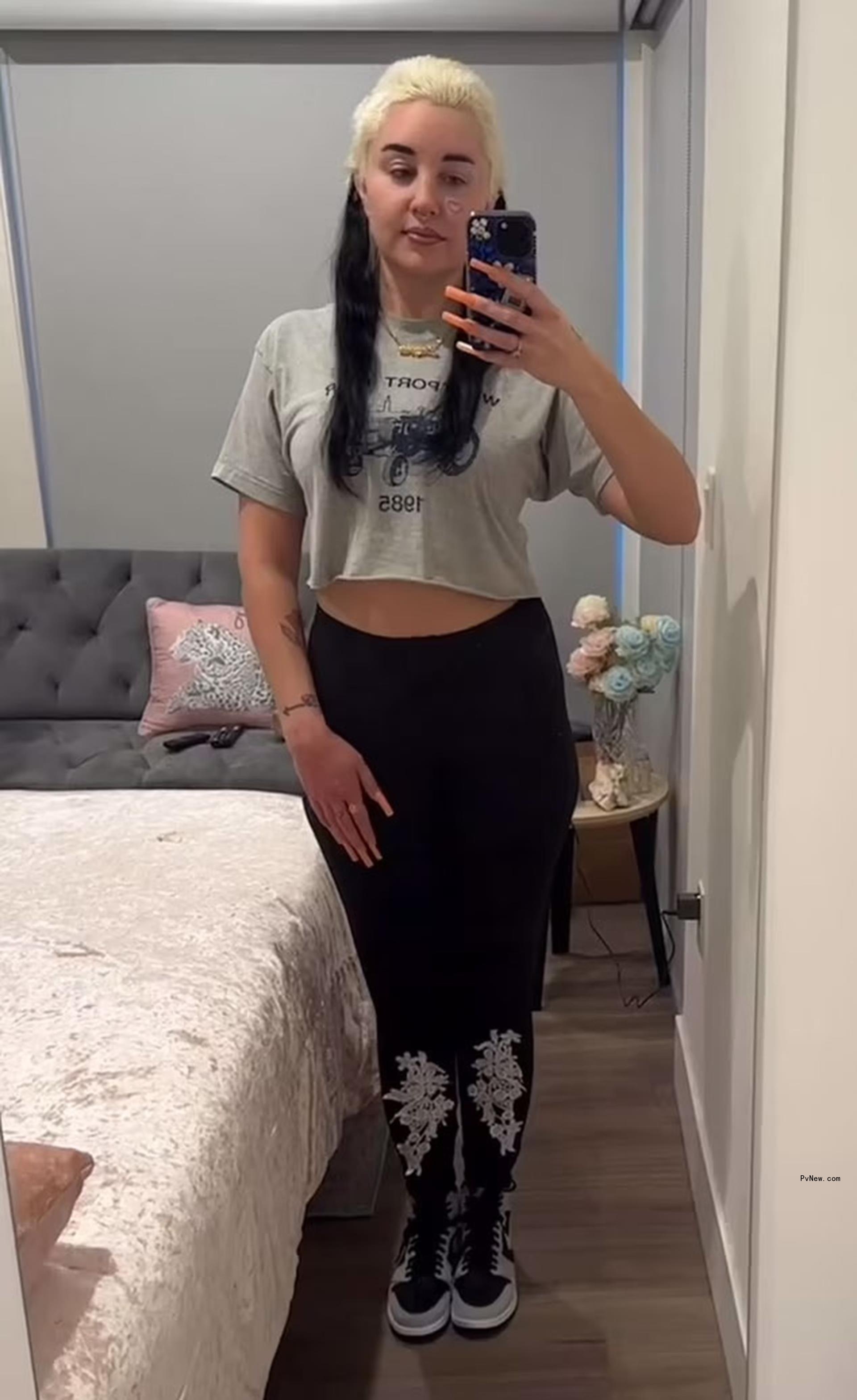 A mirror selfie of Amanda Bynes