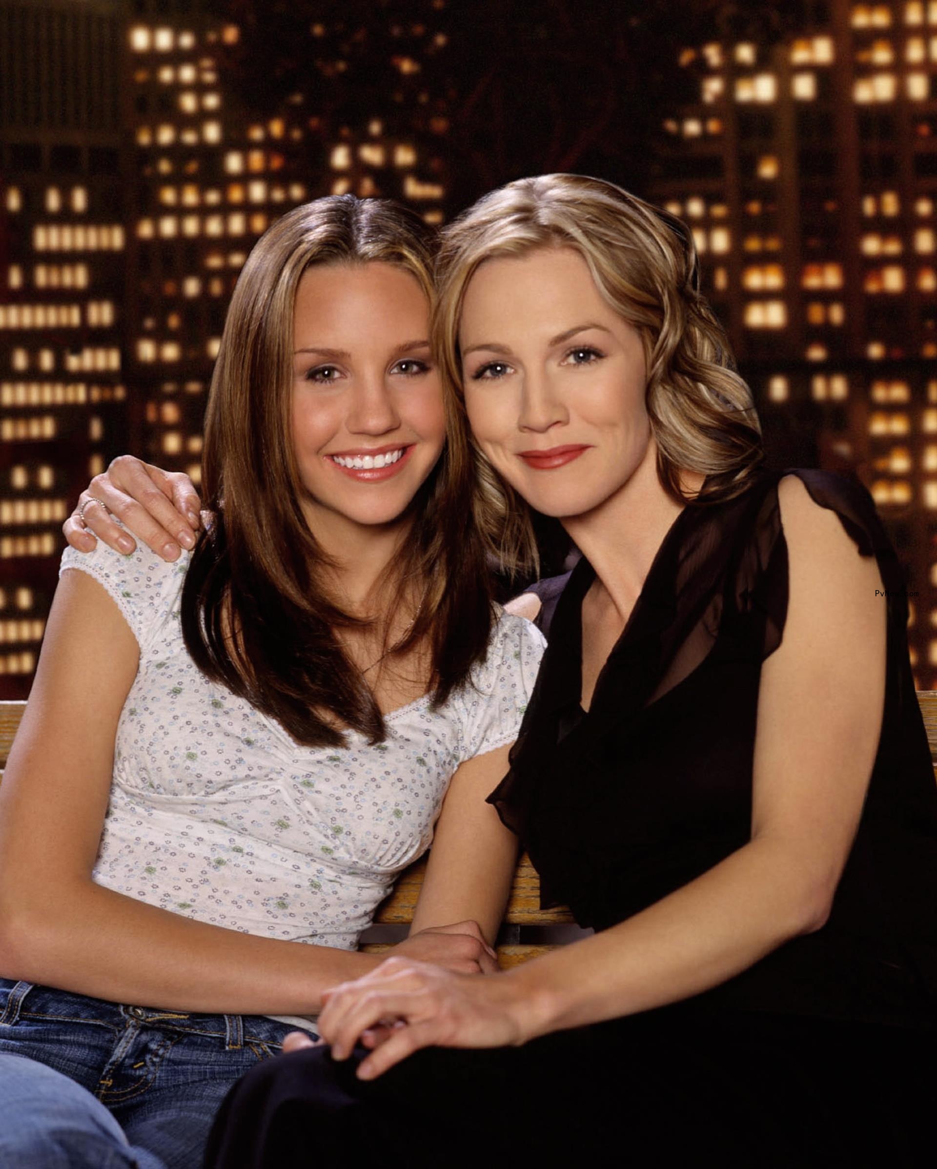 Amanda Bynes and Jennie Garth posing for a photo