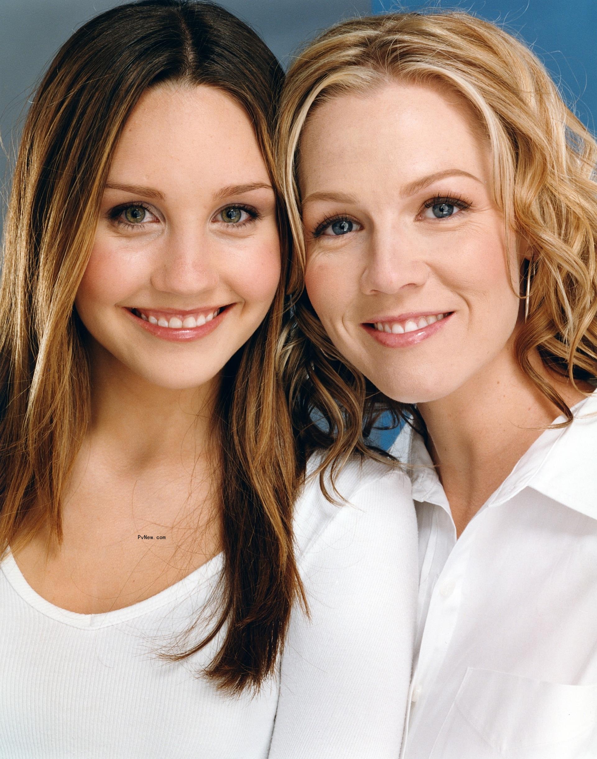 Amanda Bynes and Jennie Garth posing together 