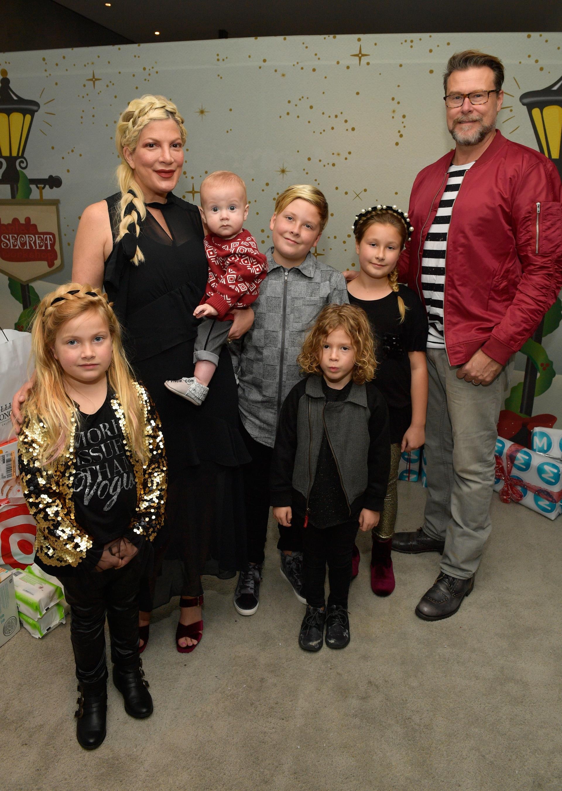 Tori Spelling and Dean McDermott with their kids