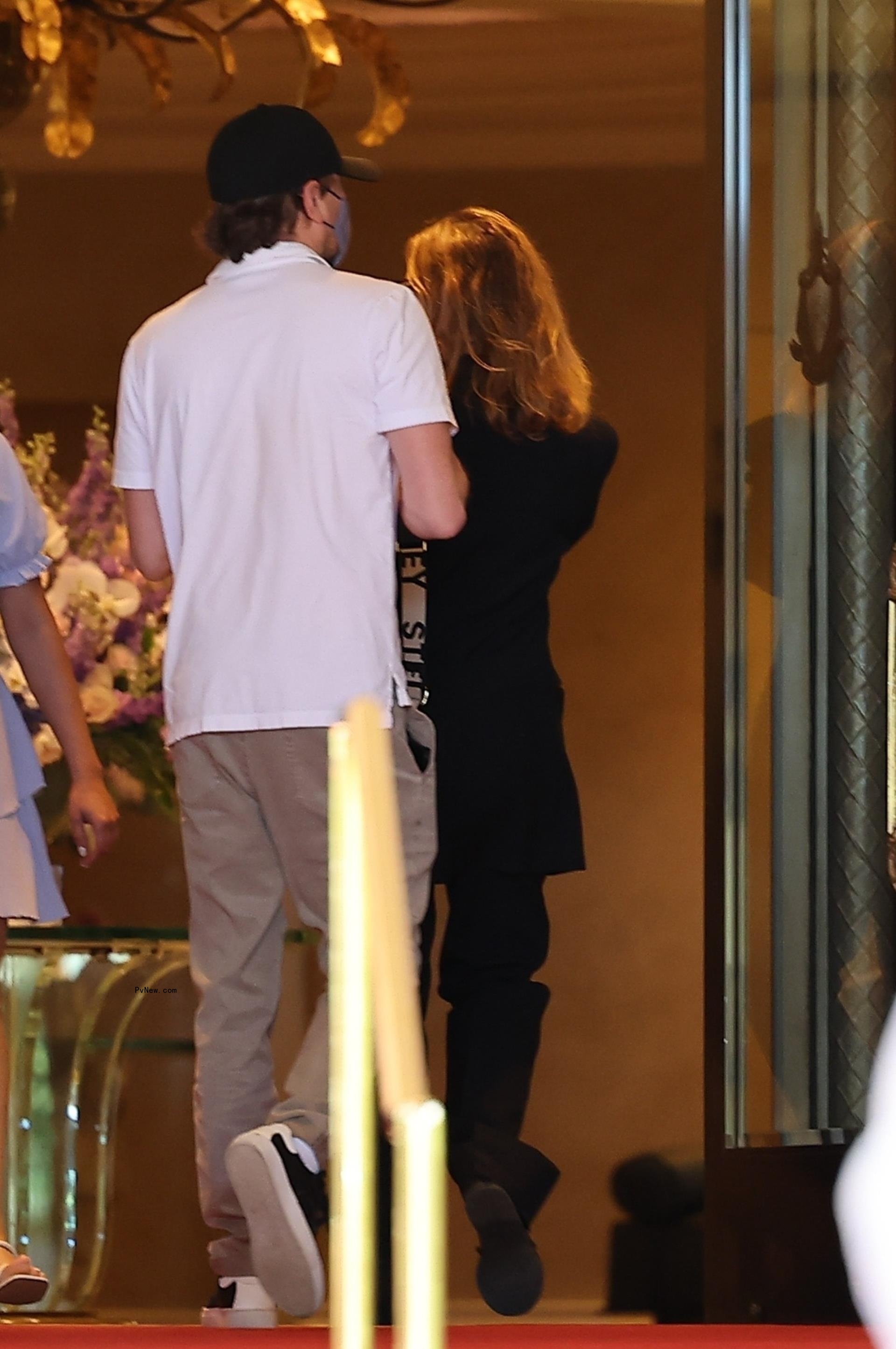 Leo<i></i>nardo DiCaprio going to lunch with an unknown woman.