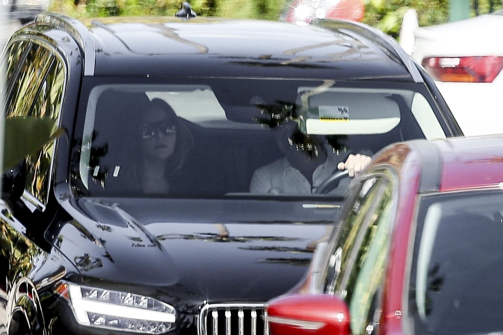 Leo<i></i>nardo DiCaprio going to lunch with an unknown woman.