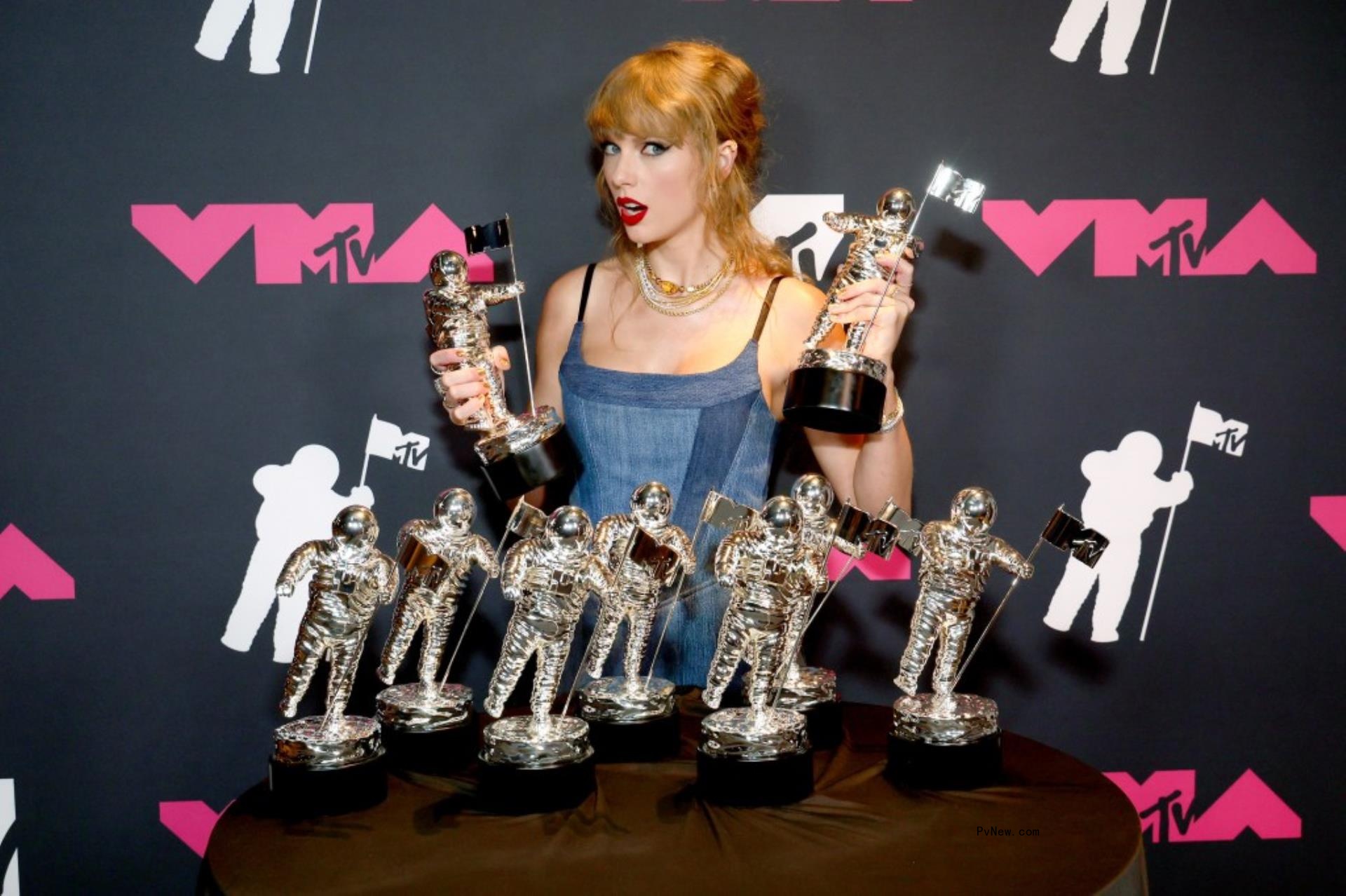 Taylor Swift has officially reached Forbes billio<i></i>naire status.