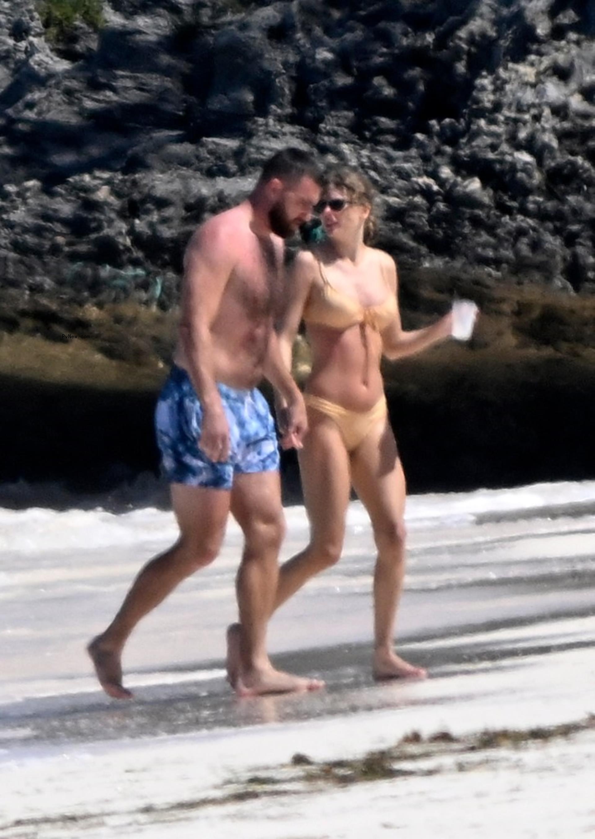 Taylor Swift Travis Kelce PDA