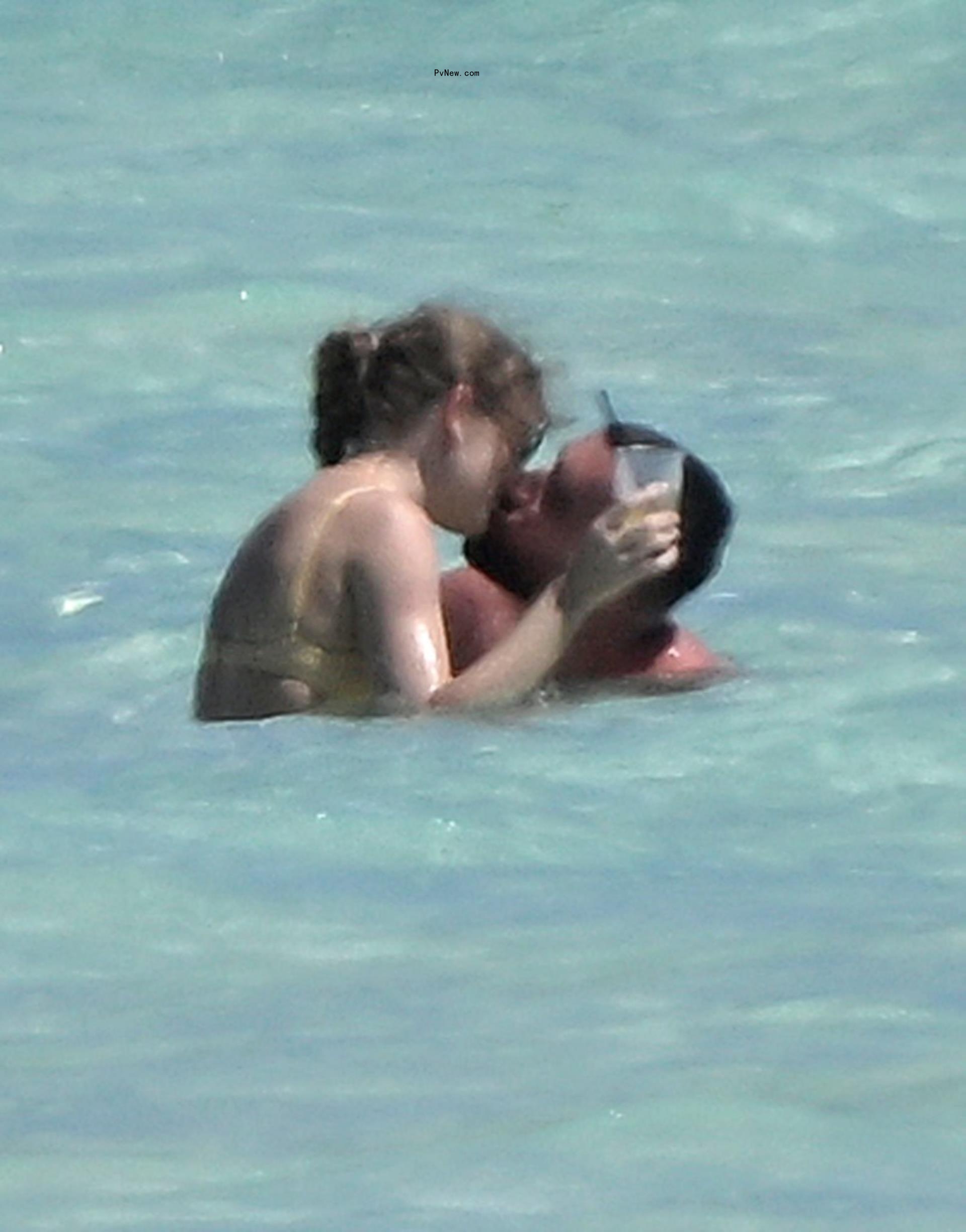 Taylor Swift Travis Kelce PDA