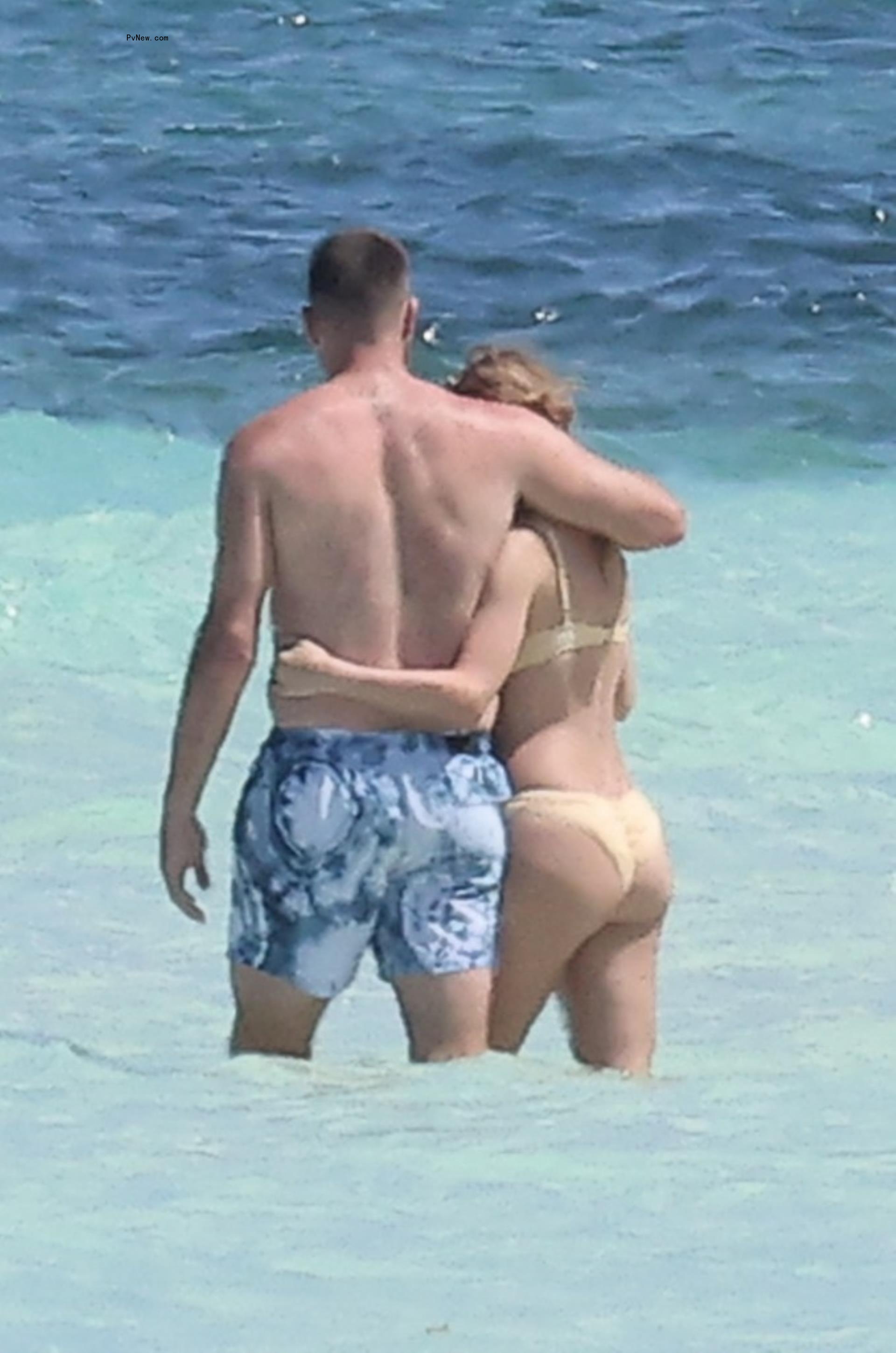 Taylor Swift Travis Kelce PDA