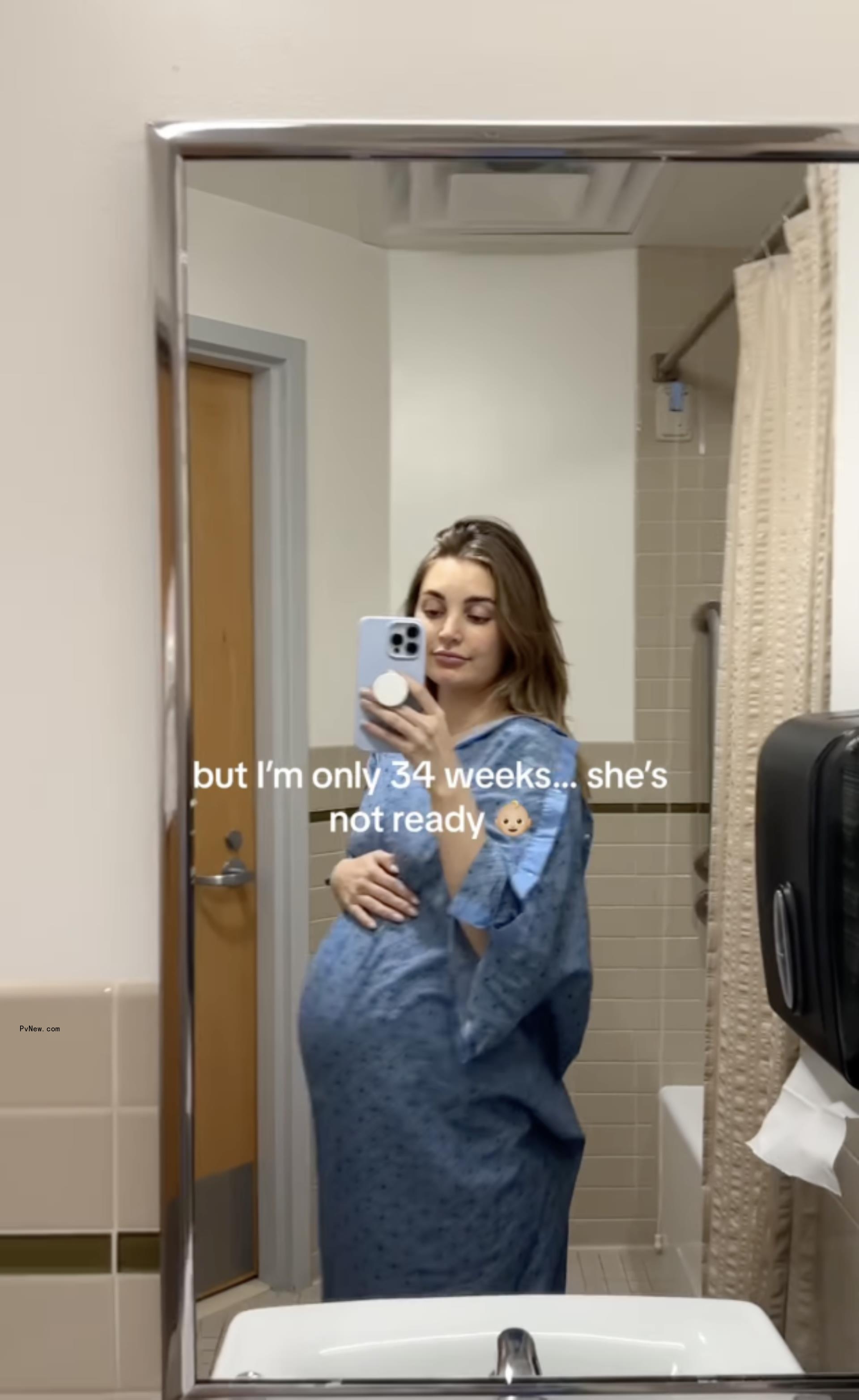 Aspyn Ovard pregnancy selfie 