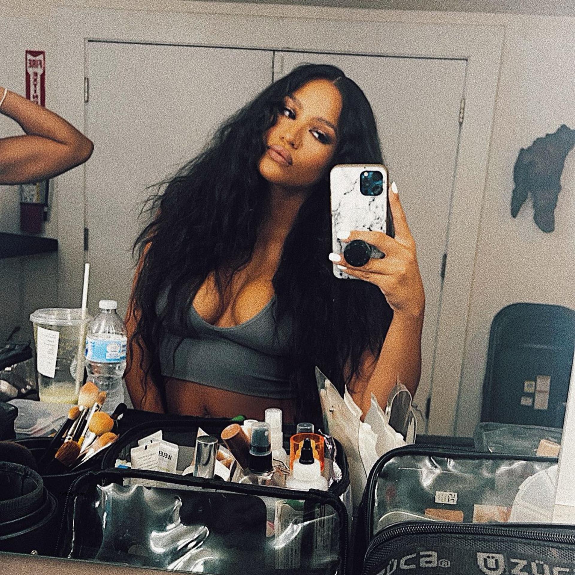 Cassie mirror selfie