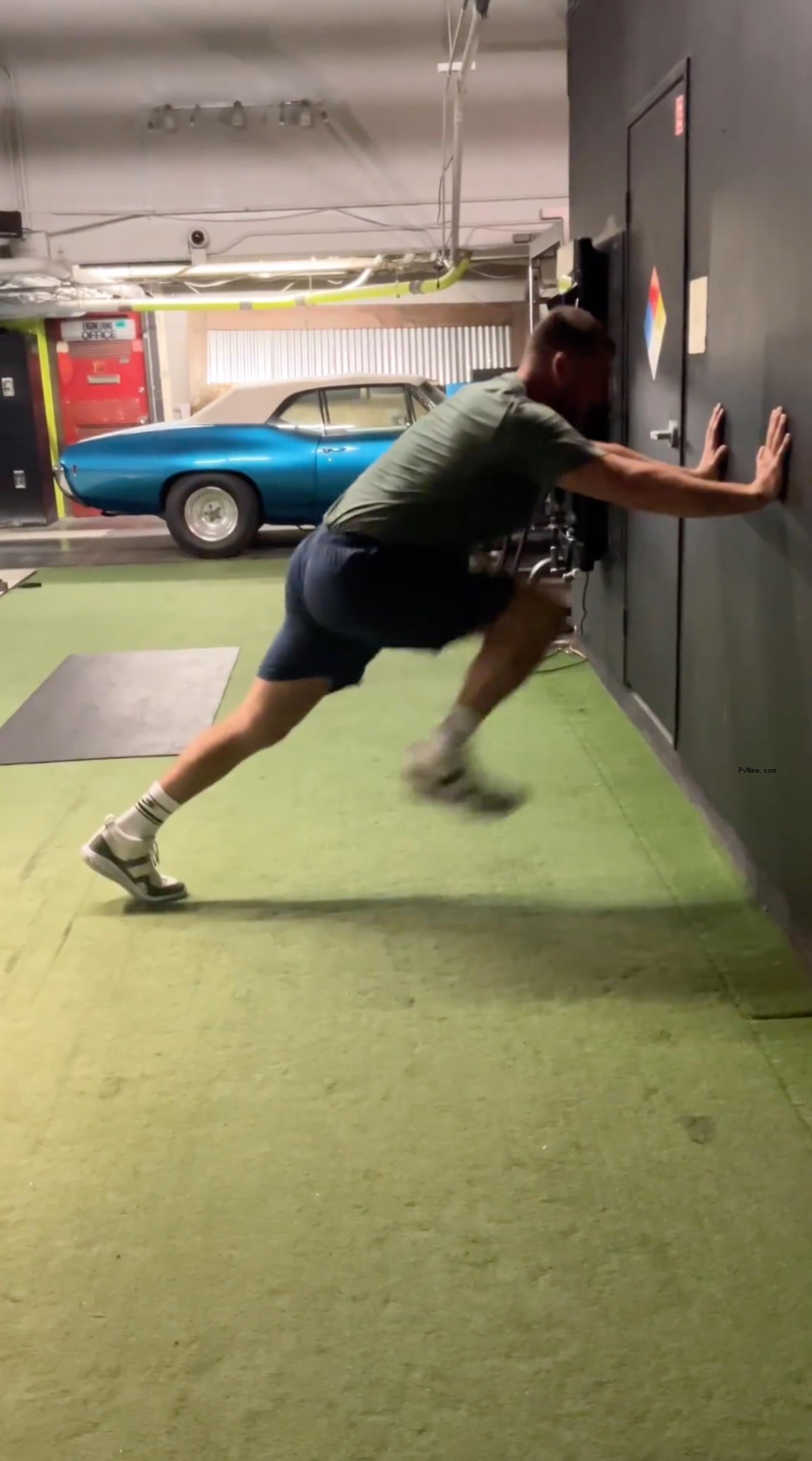 Travis Kelce working out.