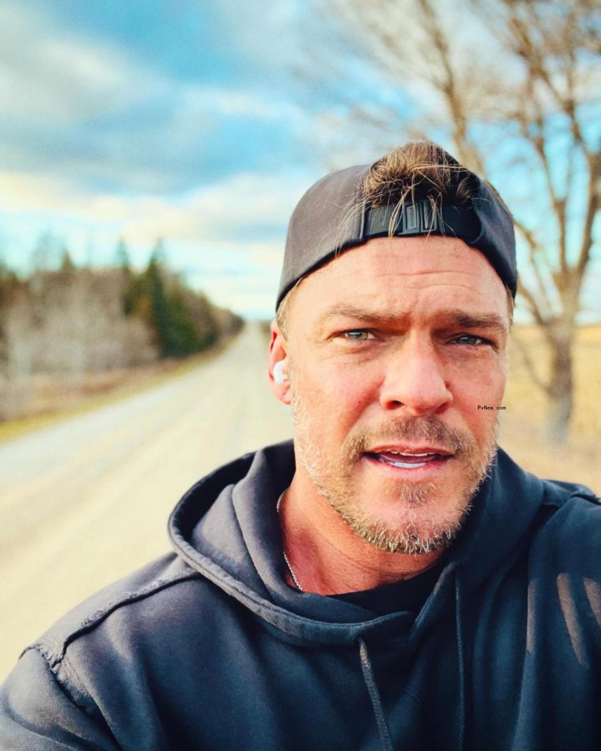 Alan Ritchson selfie