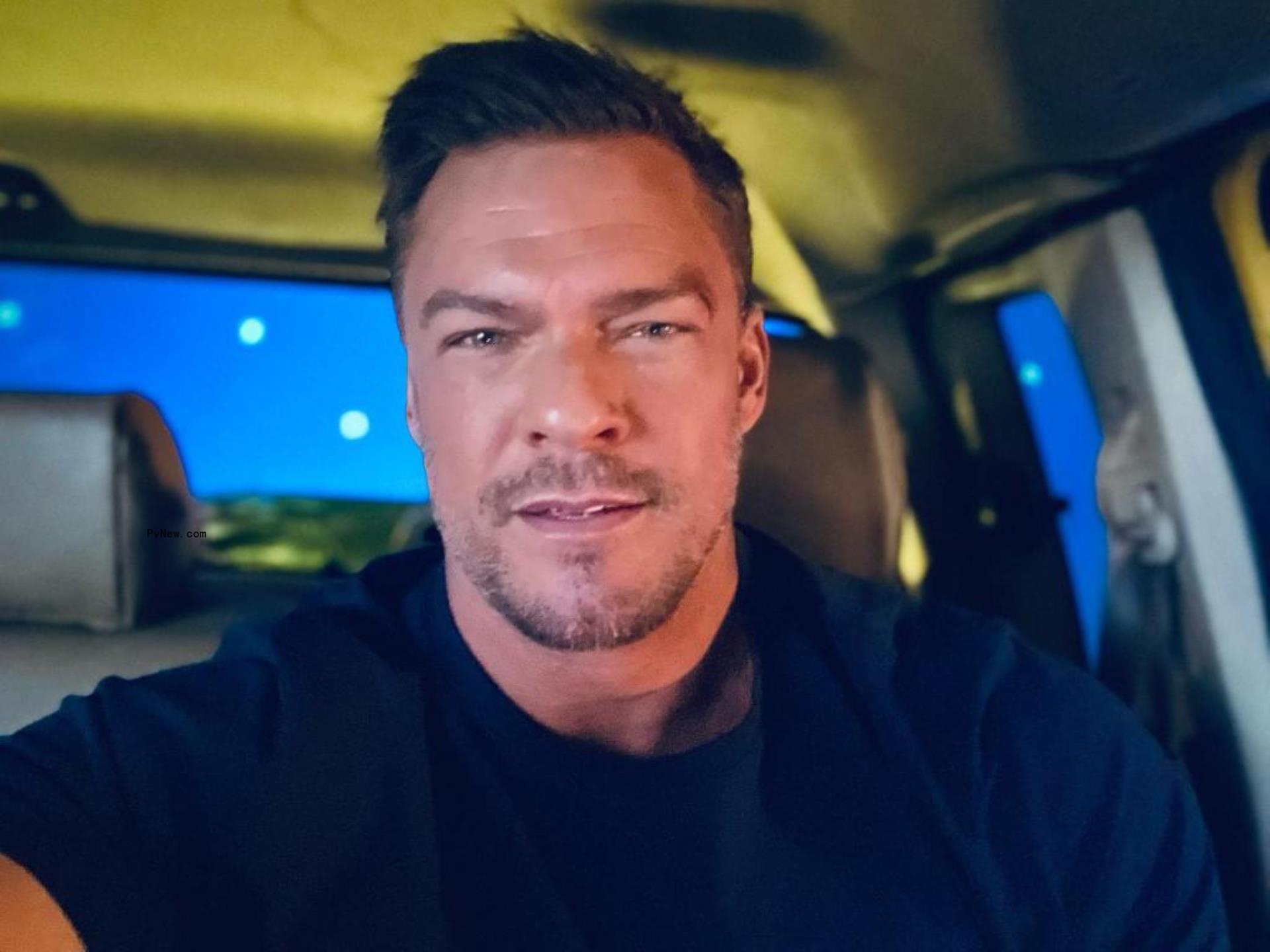 Alan Ritchson selfie