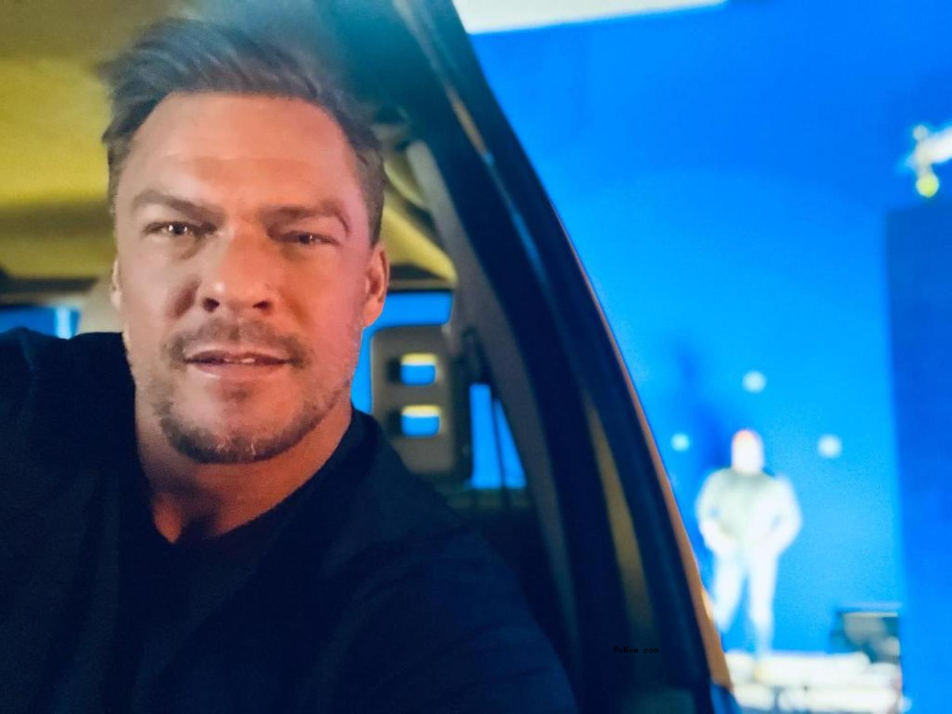 Alan Ritchson selfie