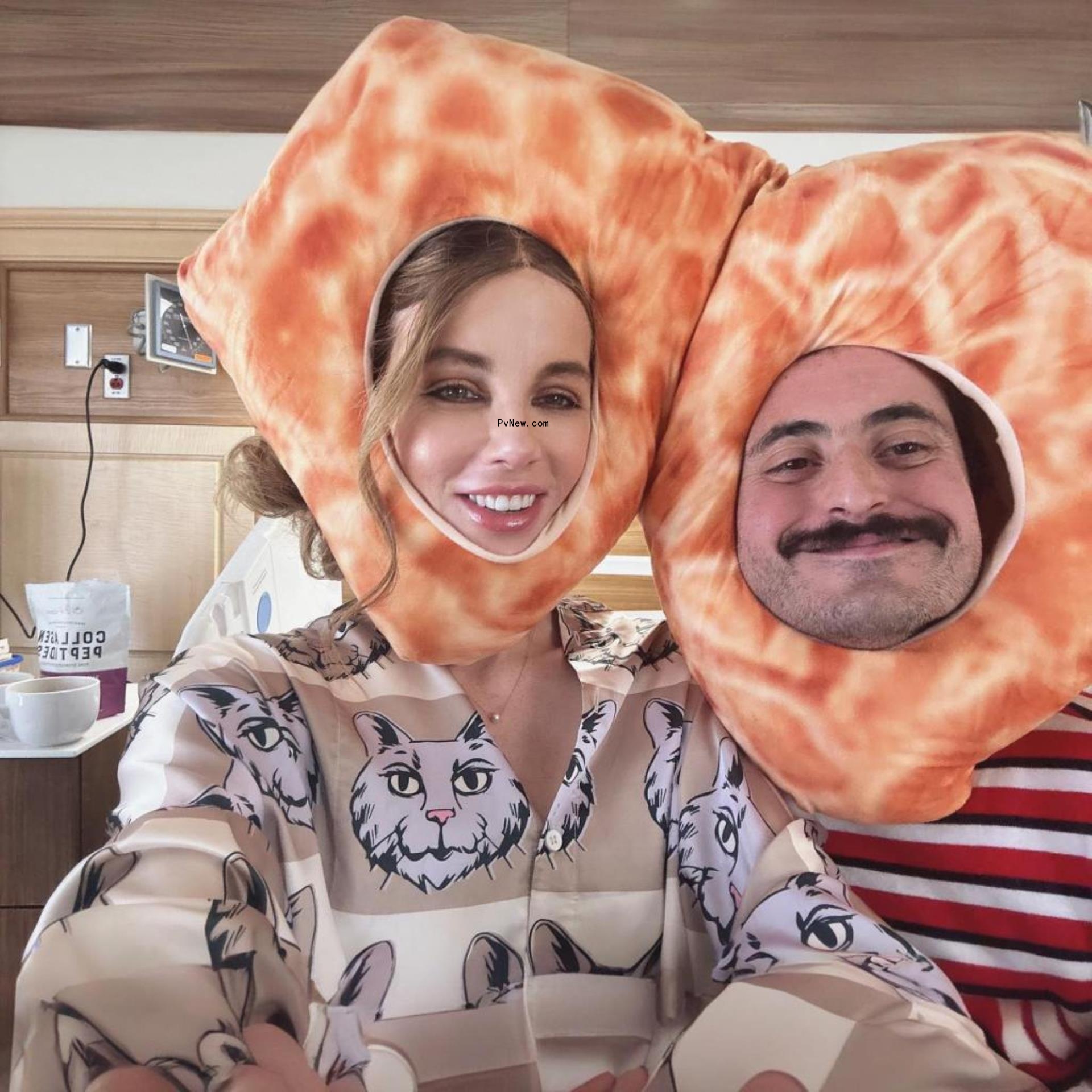 Kate Beckinsale with her friend Jo<i></i>nathan Voluck in the hospital. 