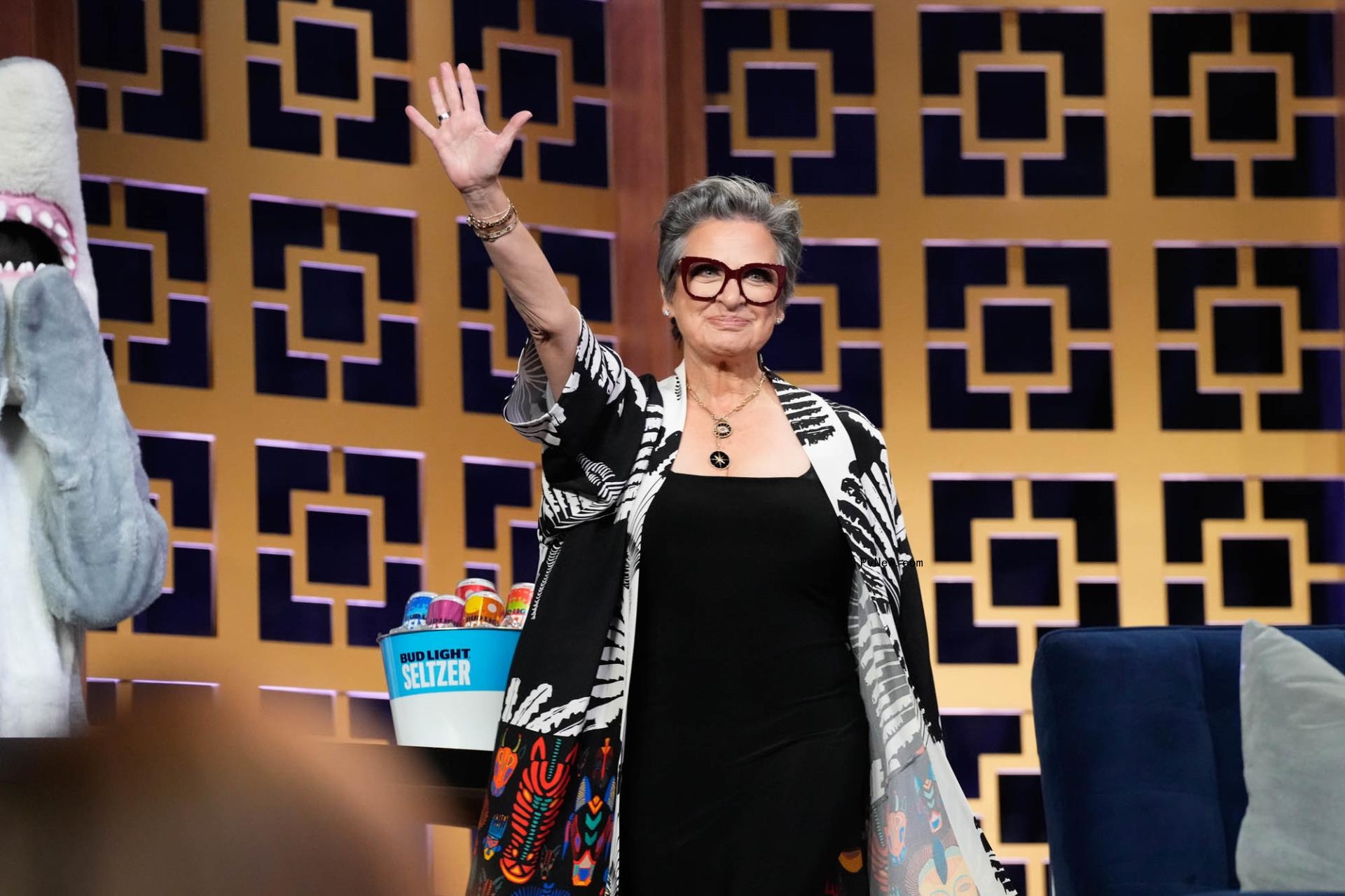 caroline manzo waving