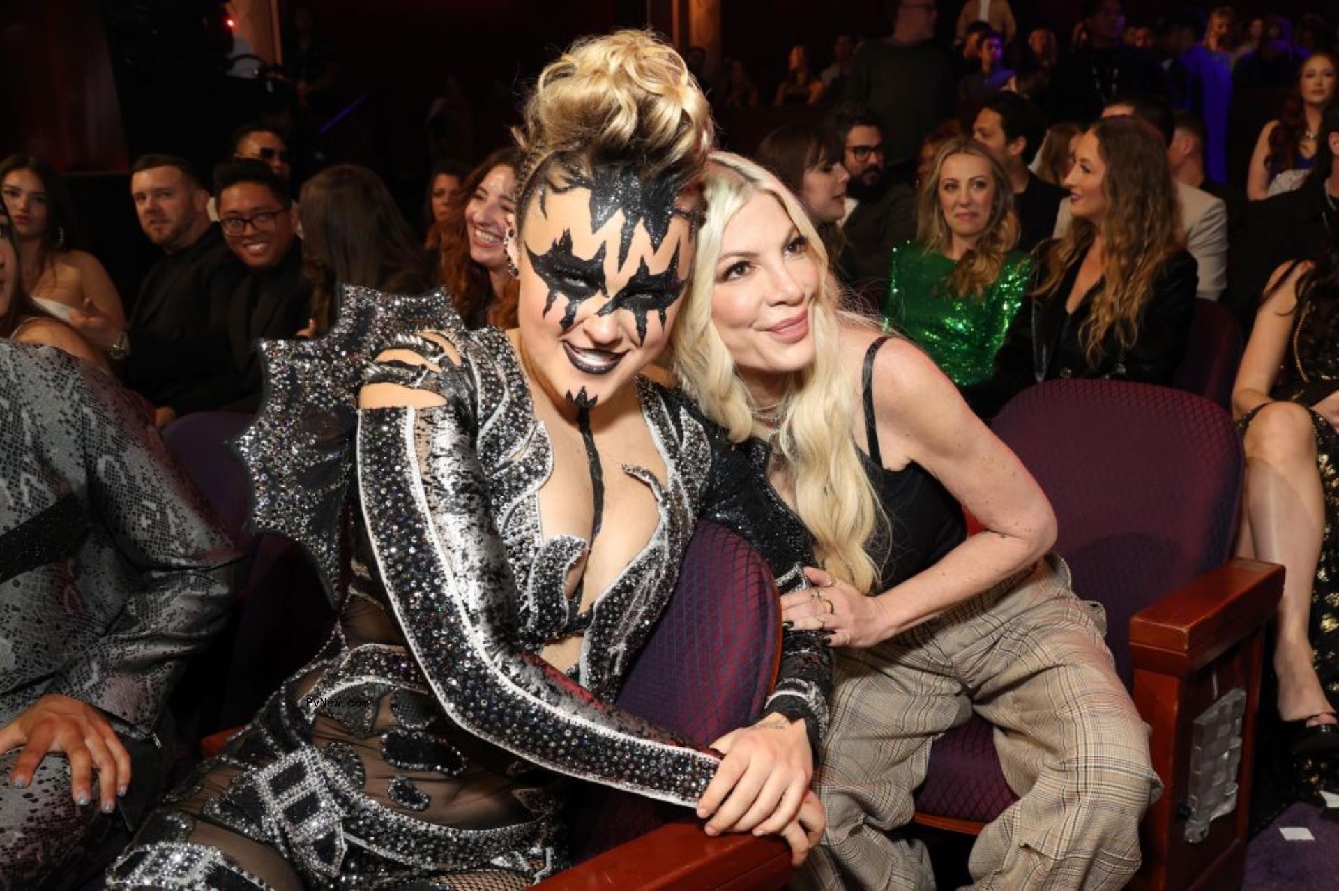 JoJo Siwa and Tori Spelling attend the 2024 iHeartRadio Music Awards
