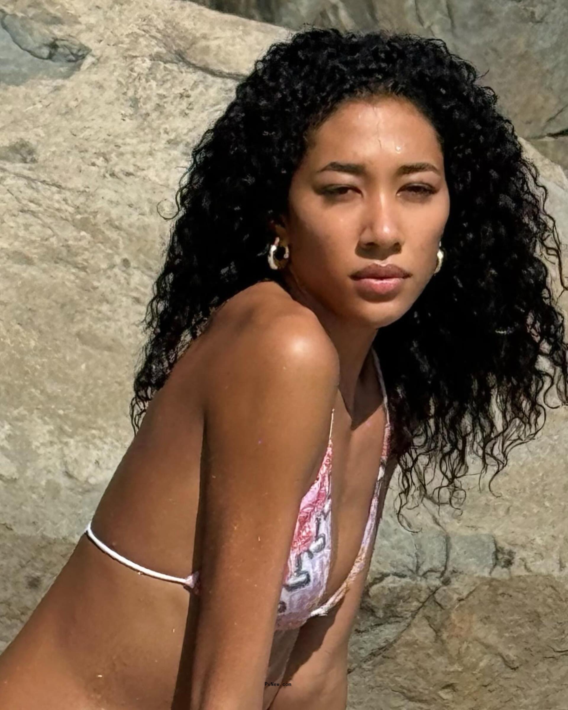 Aoki Lee Simmons posing.