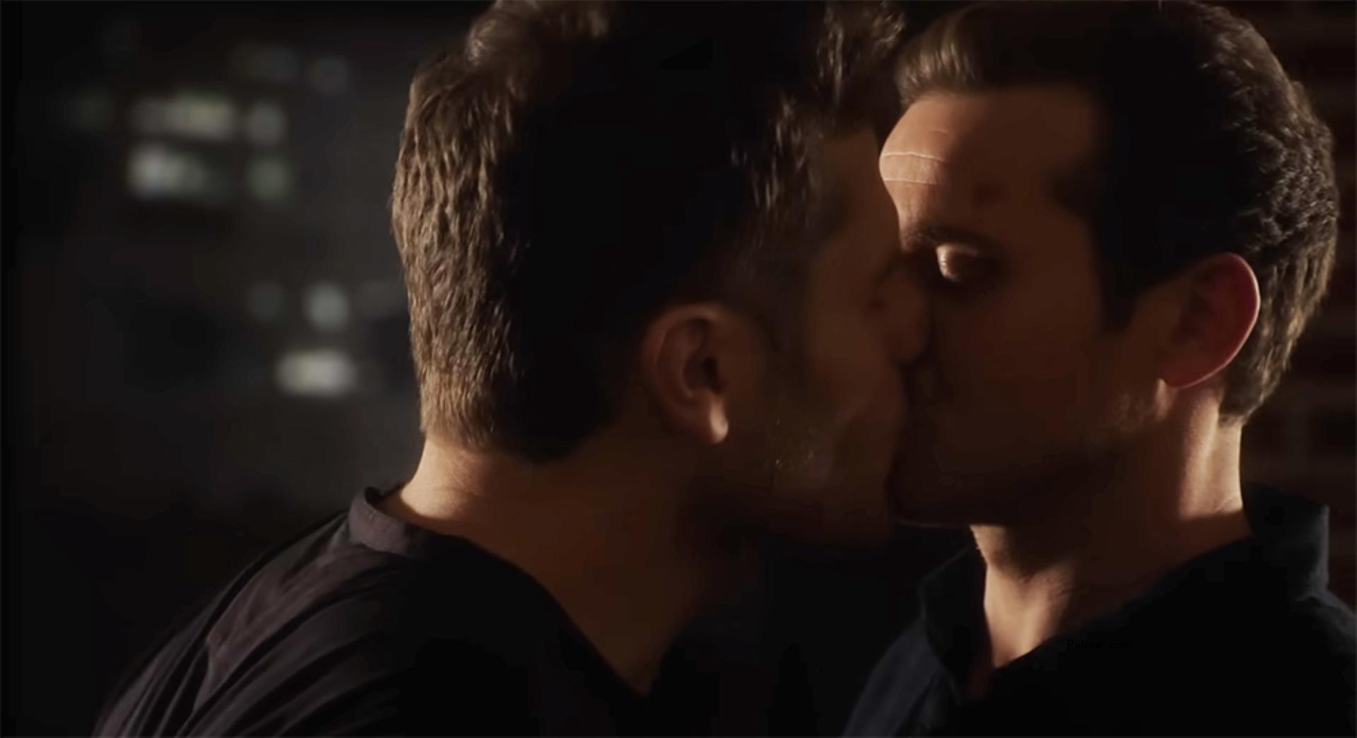 Oliver Stark's Buck kissing Lou Ferrigno Jr.'s Tommy in 