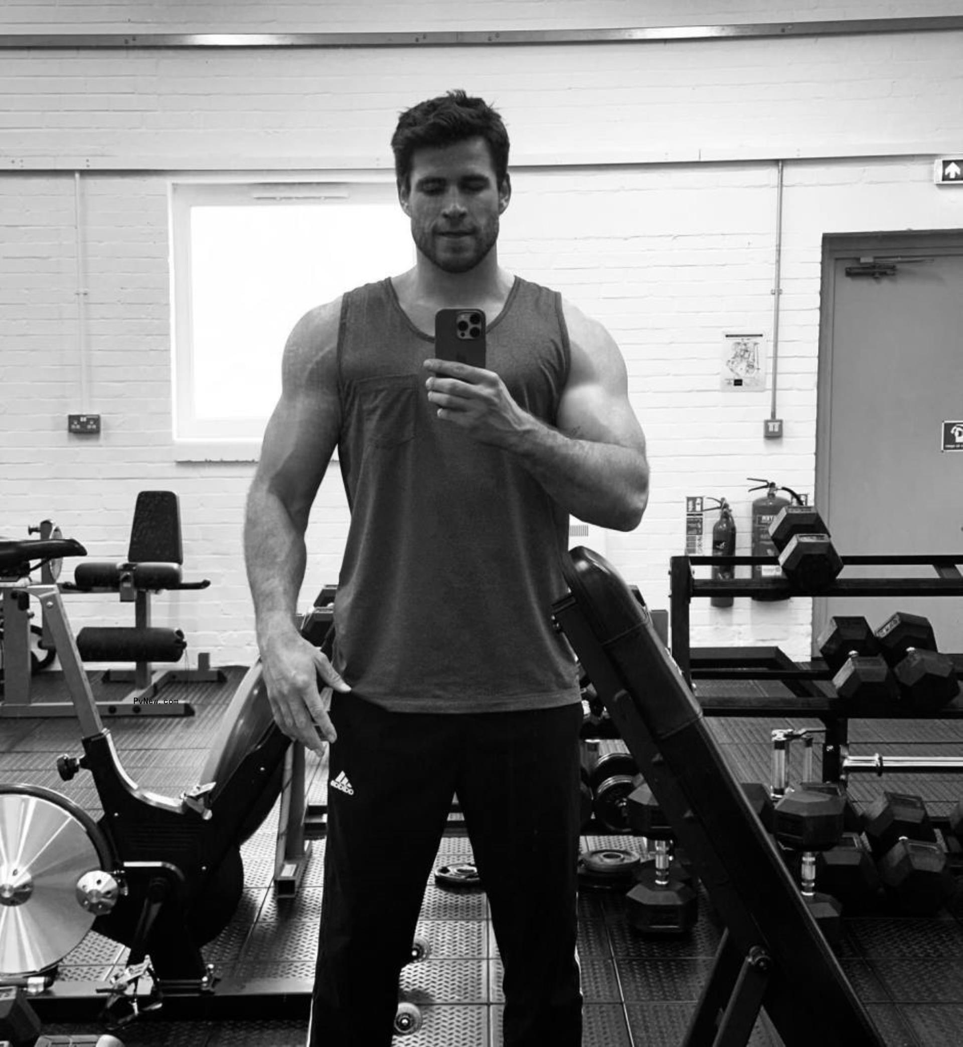 Liam Hemsworth posts gym selfie