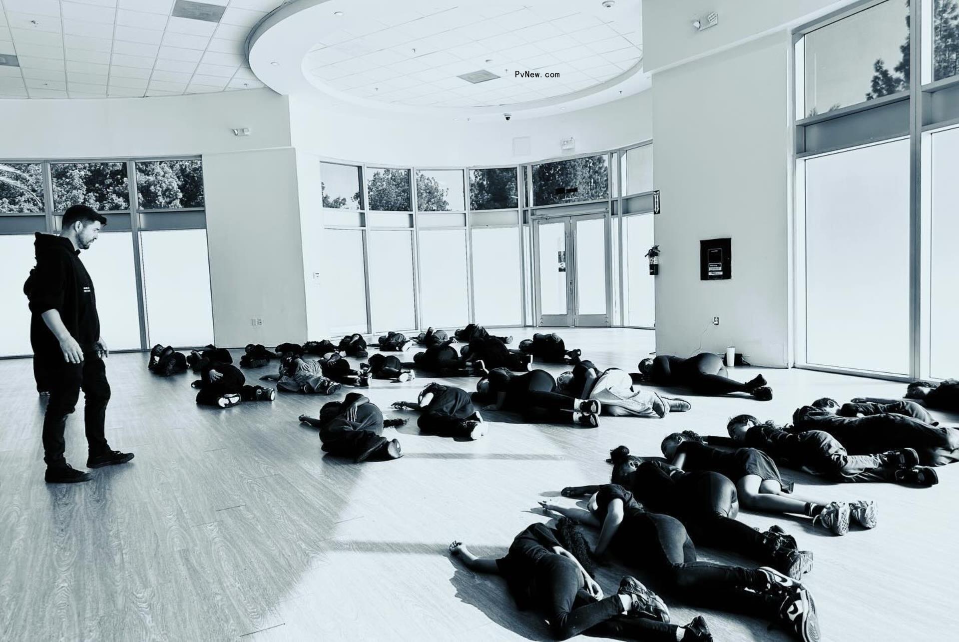 Kids performing with Do<i></i>nda Choir.