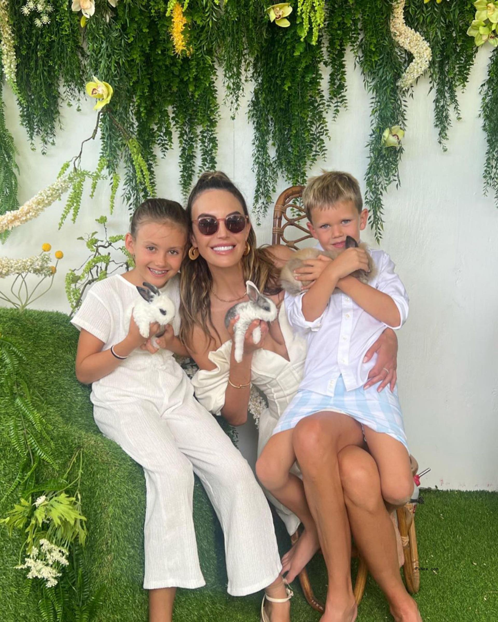 Elizabeth Chambers and her kids