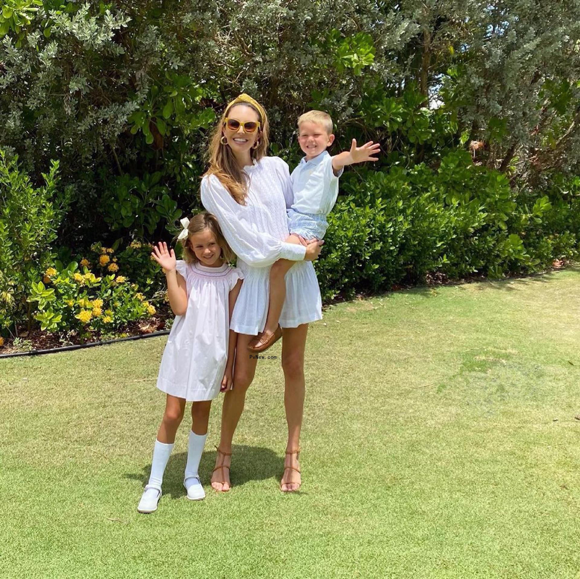 Elizabeth Chambers and her kids