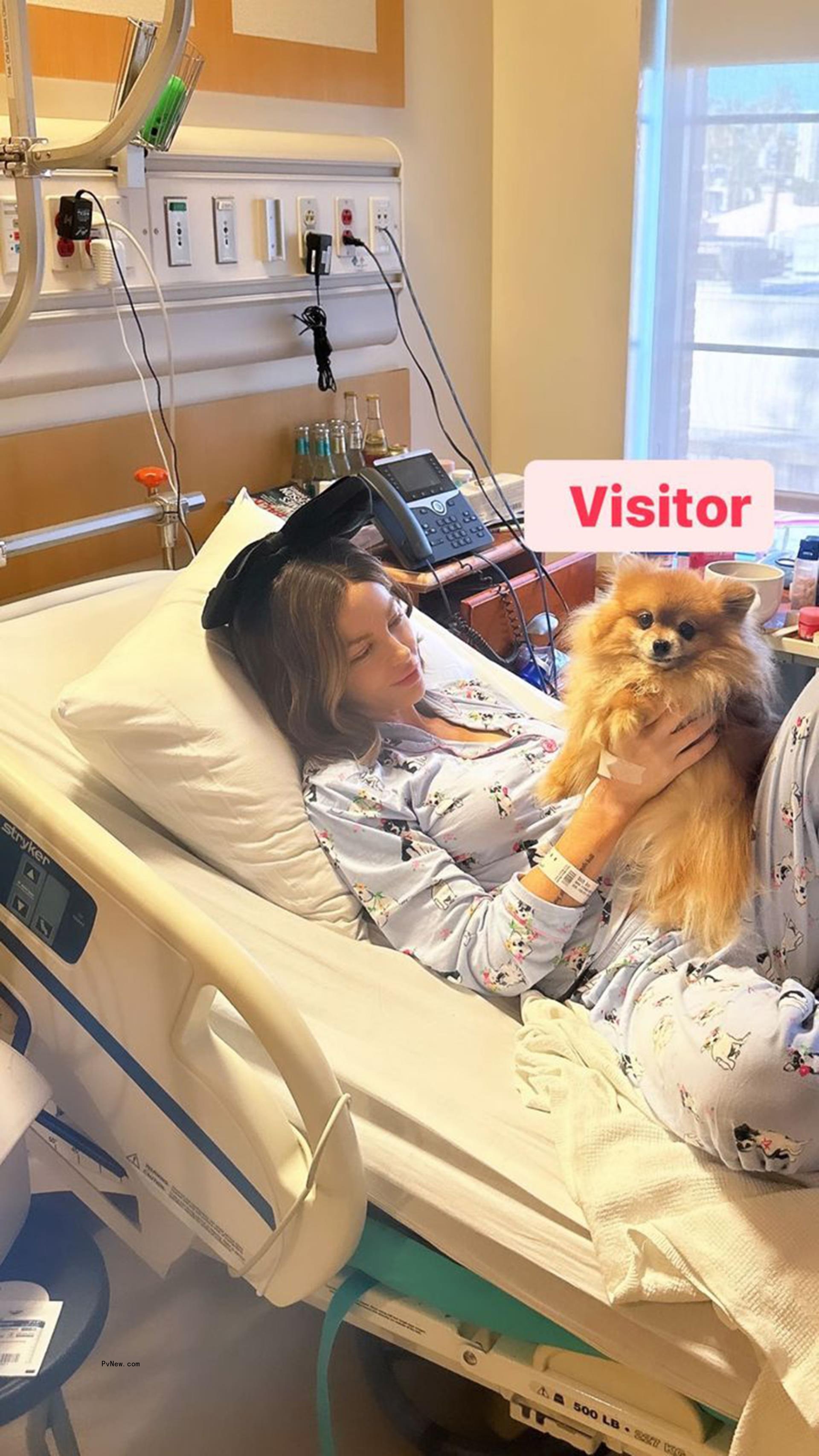 Kate Beckinsale in the hospital with her dog