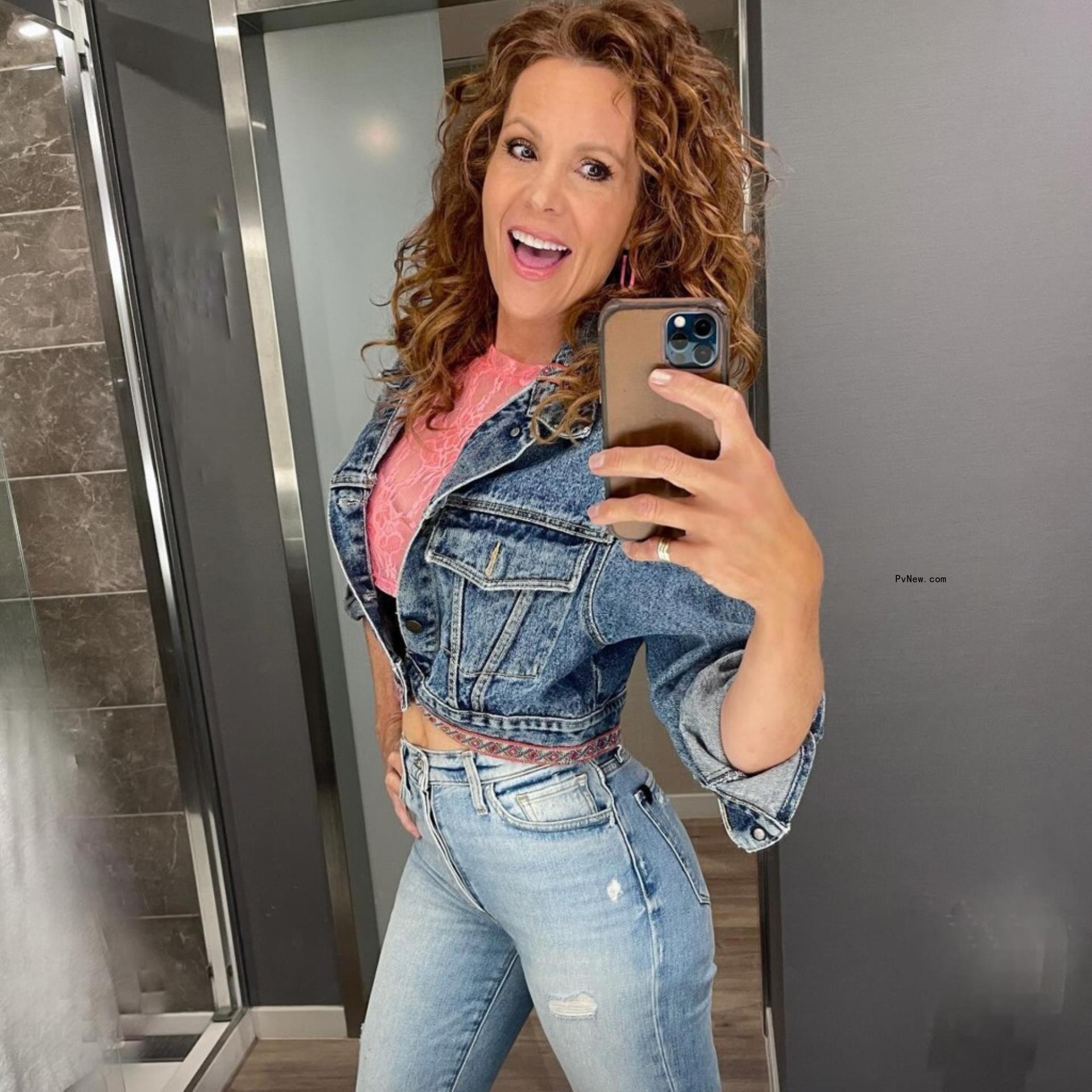 Robyn Lively in a mirror selfie.