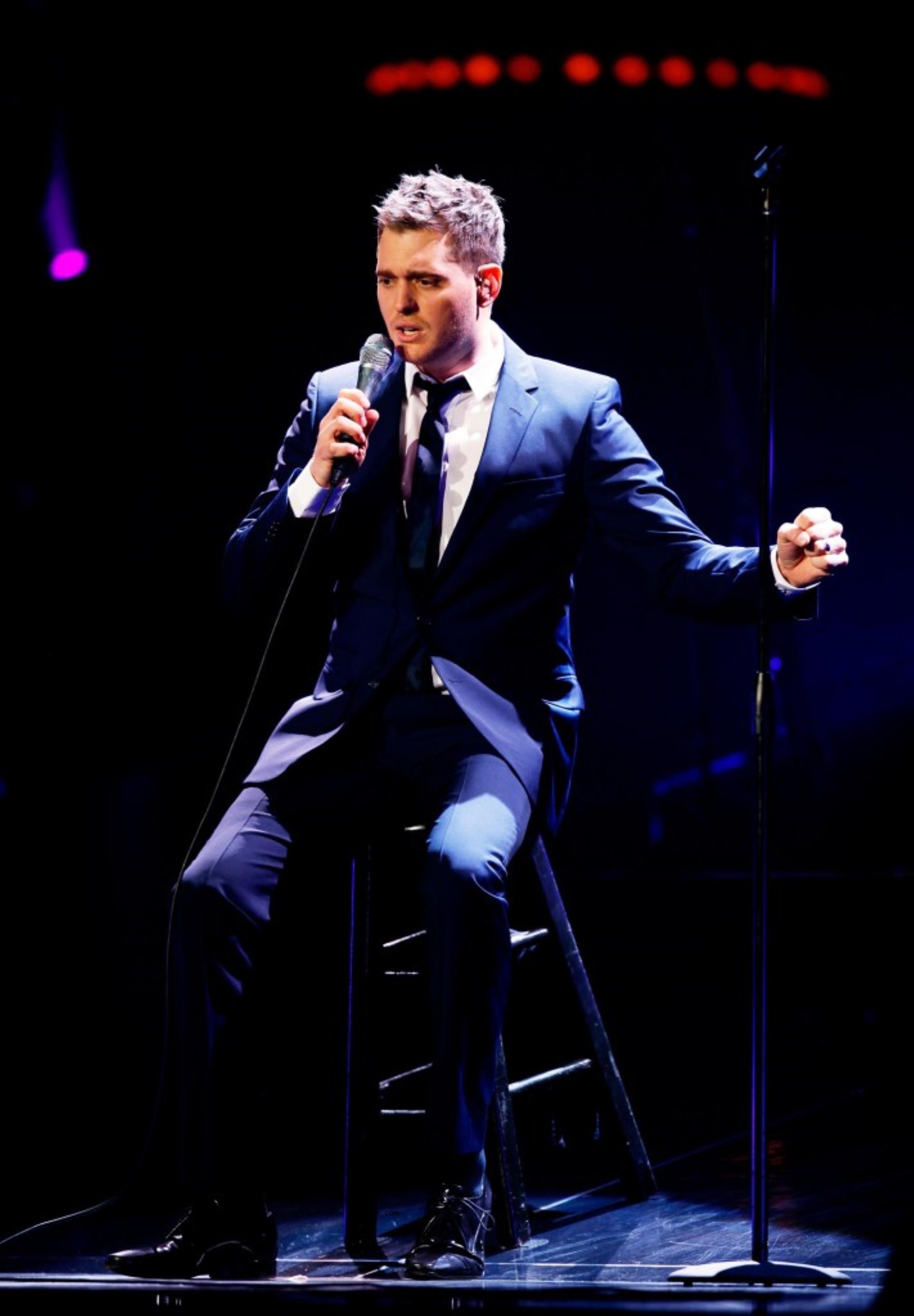 Jason Derulo runs 1 mile in NYC wearing leather pants and Dior sneaker