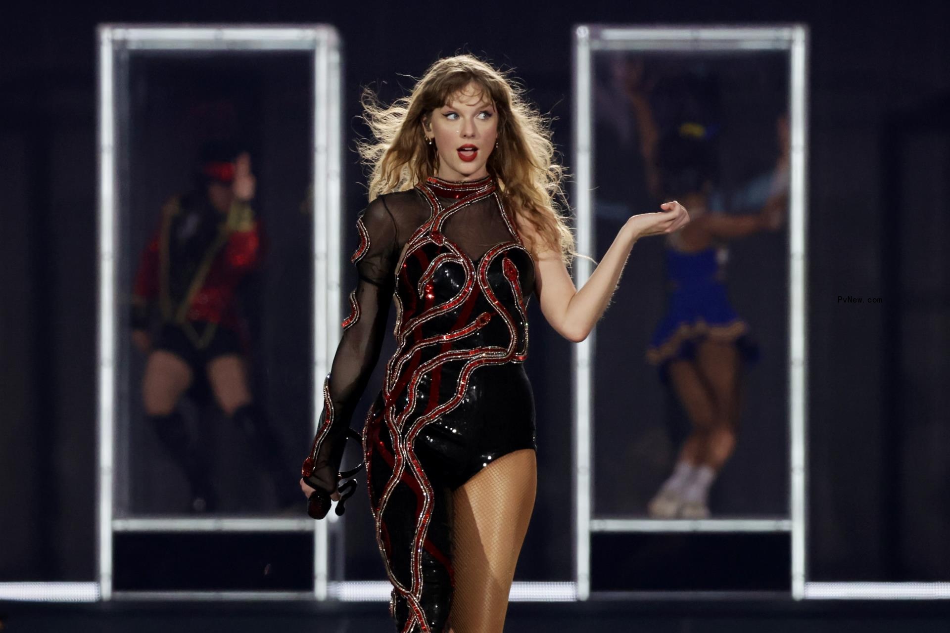 Taylor Swift performing.