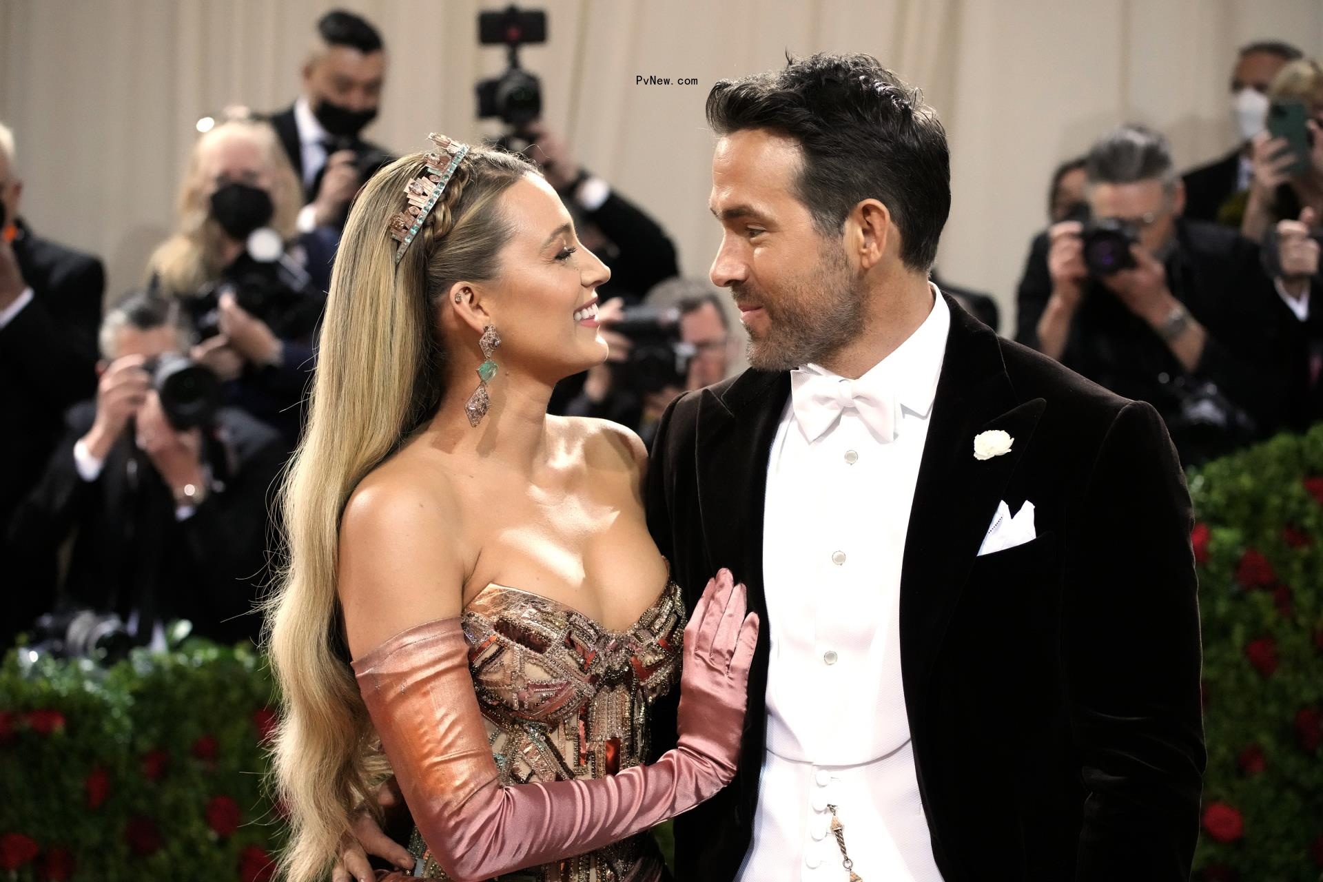 Blake Lively and Ryan Reynolds posing together 
