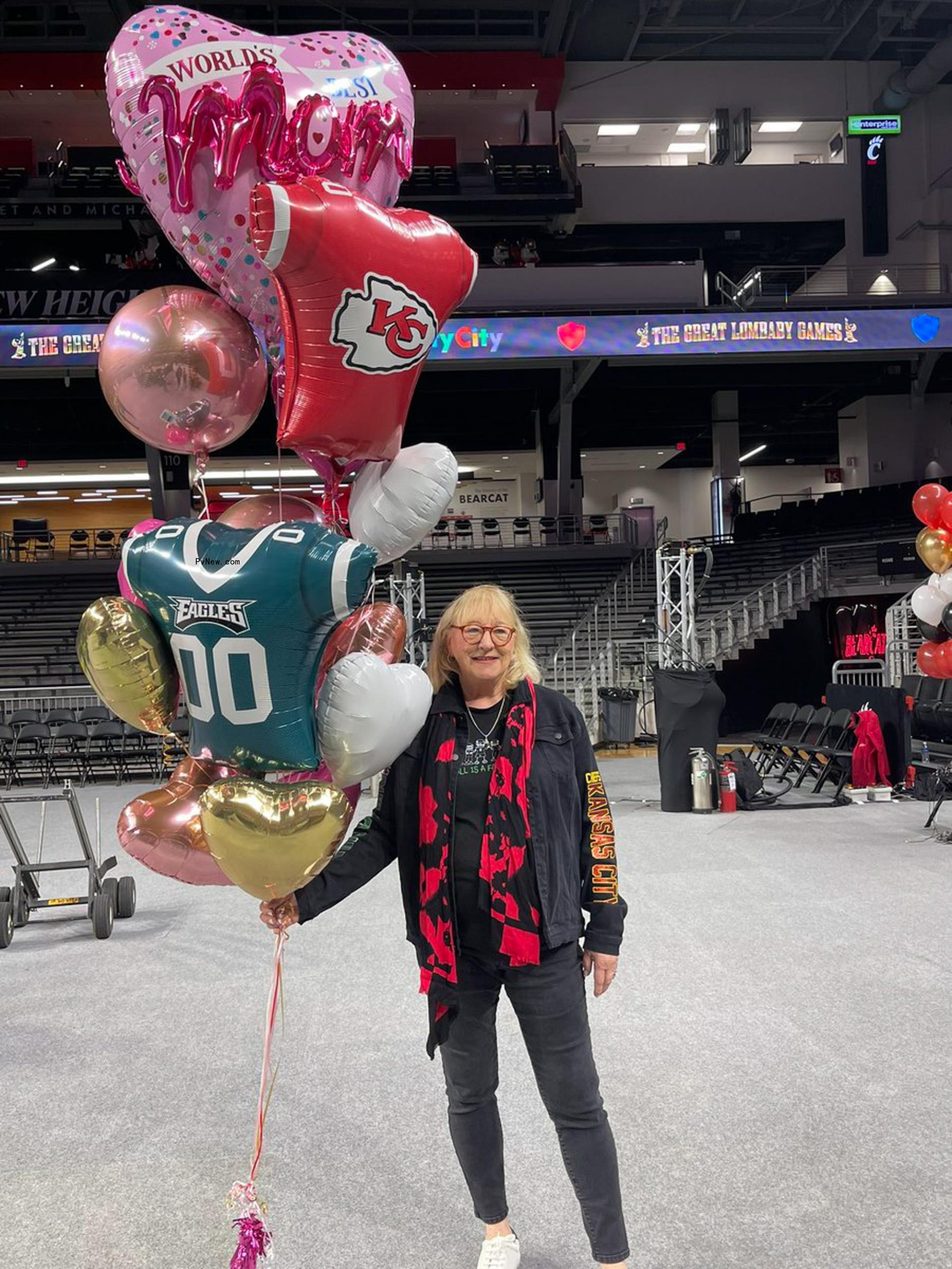 Do<i></i>nna Kelce holding balloons.