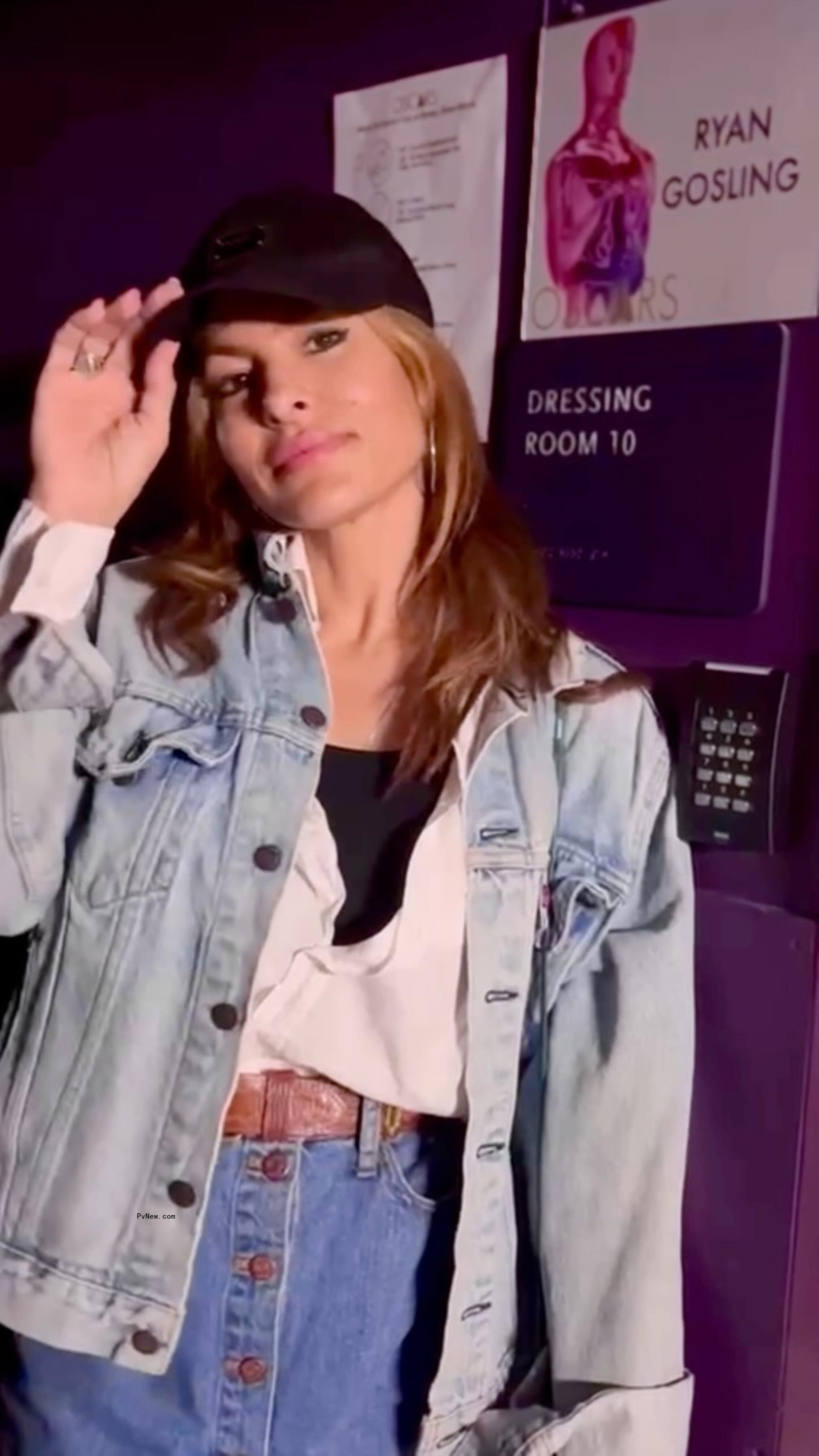 Eva Mendes posing at the 2024 Oscars