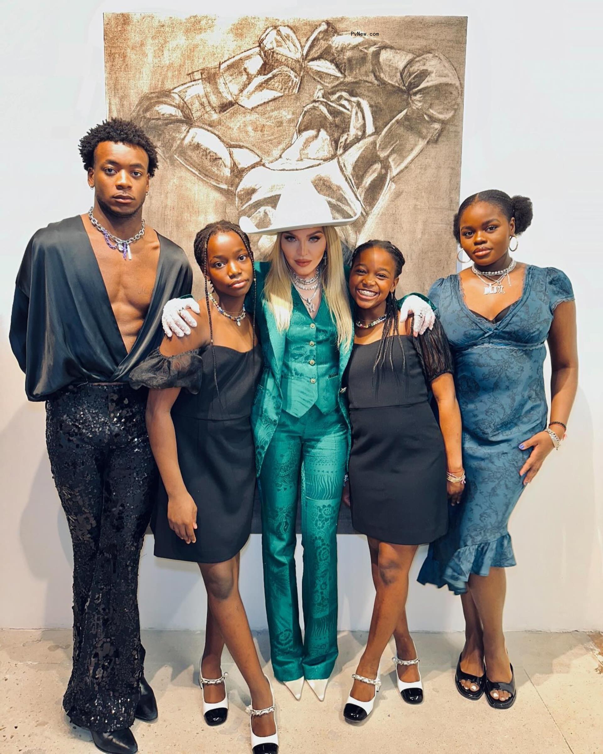 mado<i></i>nna posing with david banda, stella and estere, and mercy