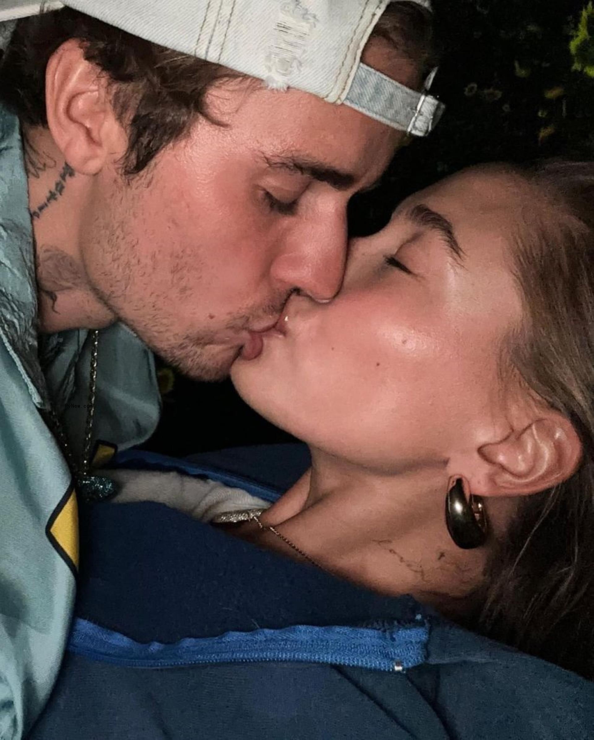 Hailey Bieber and Justin Bieber kissing