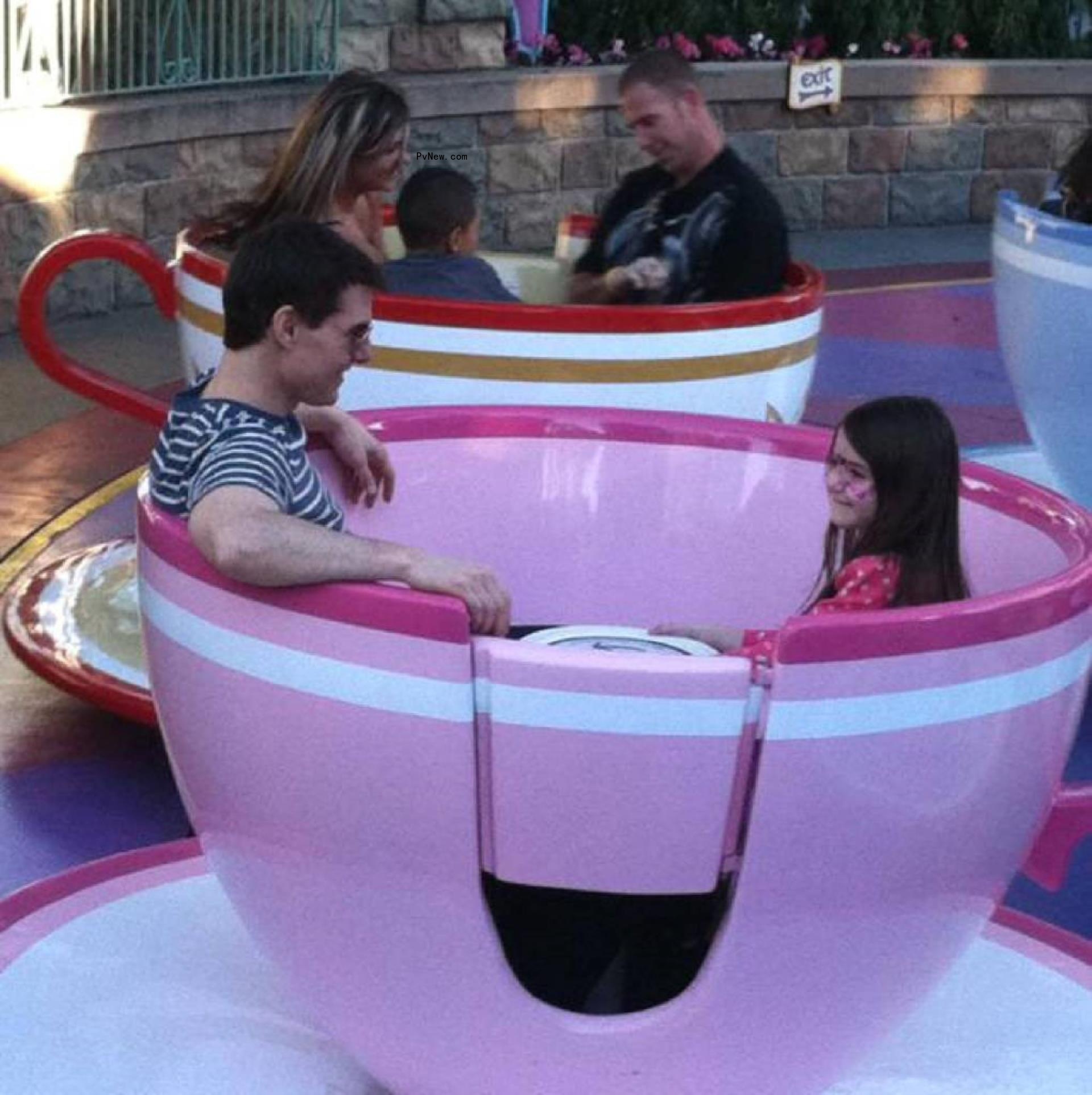 Tom Cruise and Suri Cruise ride the teacups at Disney Land.