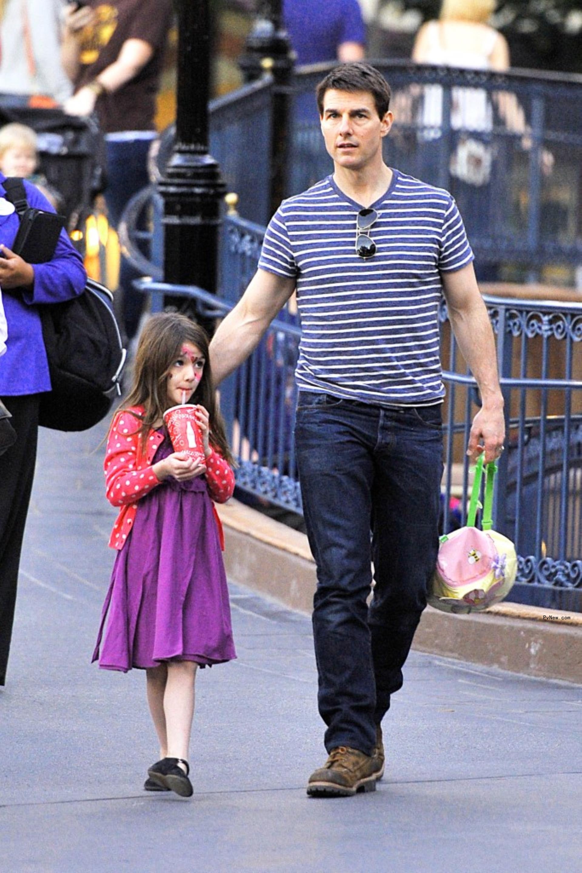 Tom Cruise walks alo<i></i>ngside Suri Cruise at Disney Land.