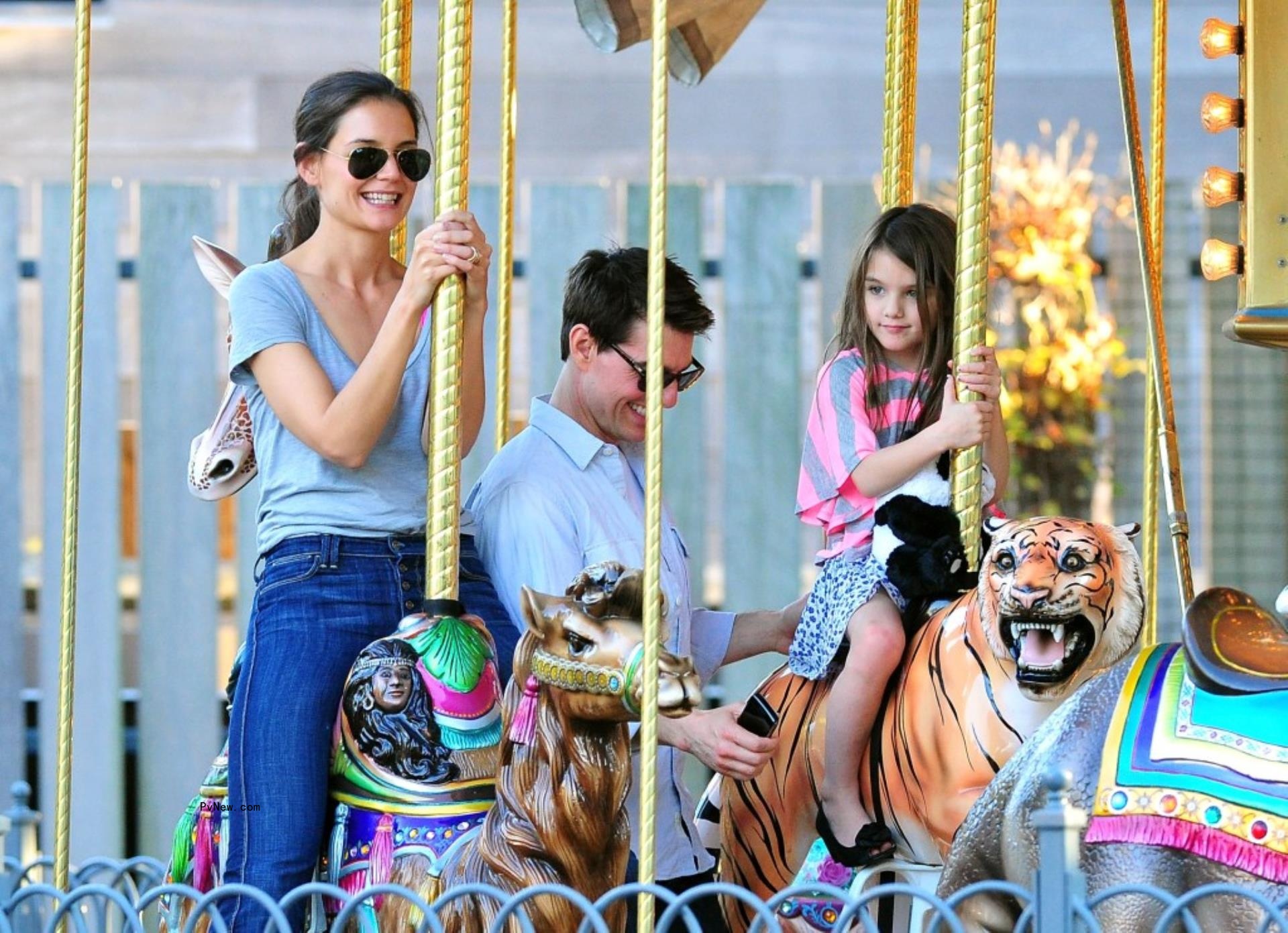 Tom Cruise, Katie Holmes and Suri Cruise ride the Schenley Plaza's carousel.