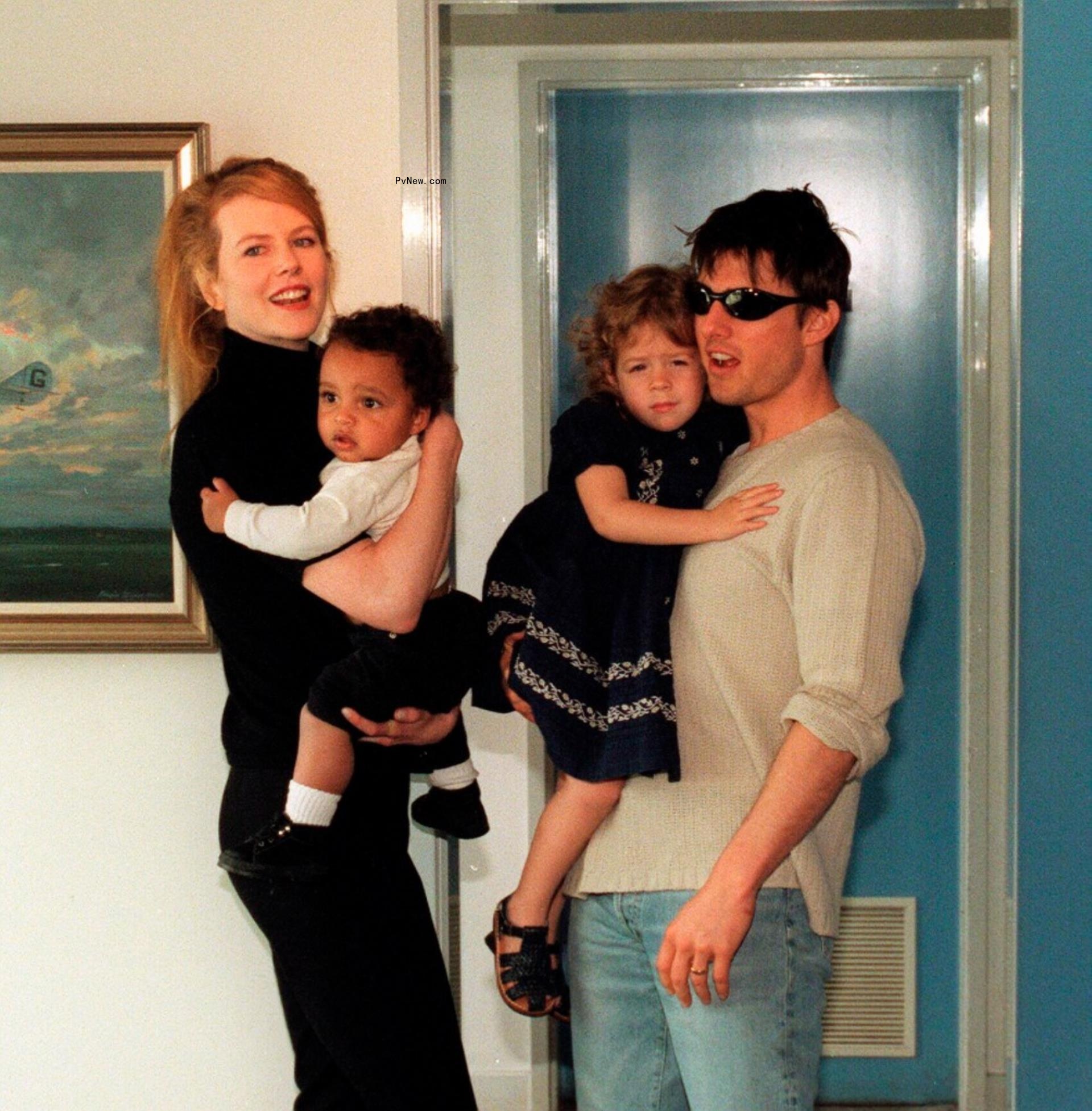 Tom Cruise holds Bella Cruise, while Nicole Kidman holds Co<i></i>nnor Cruise.