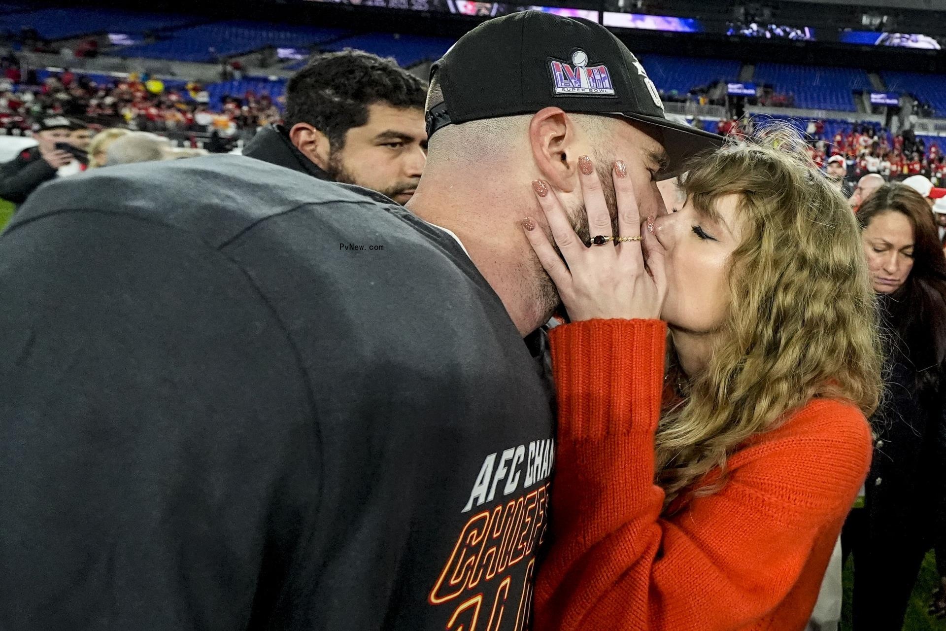 Travis Kelce and Taylor Swift kissing.