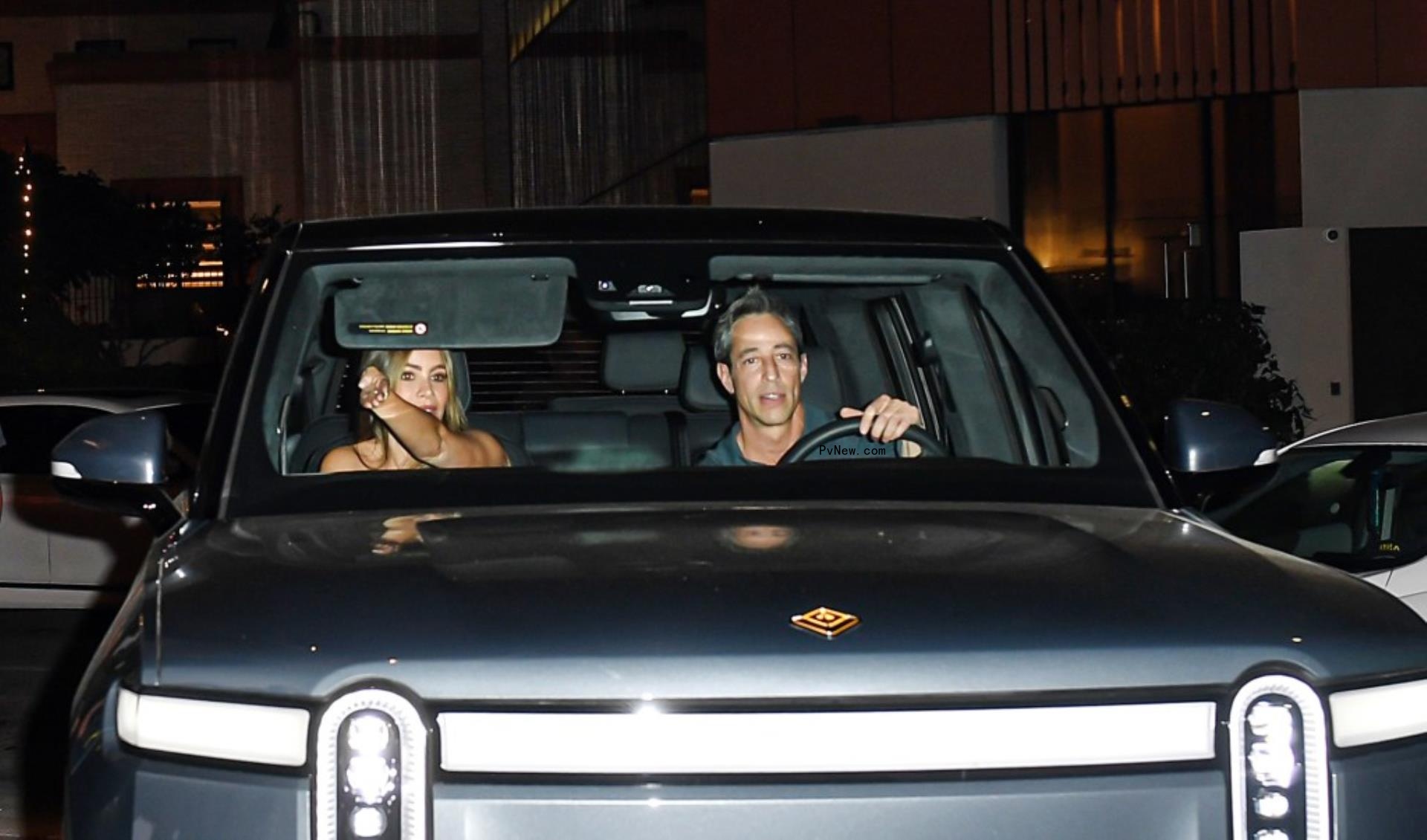 Sofía Vergara and Justin Saliman in the car.