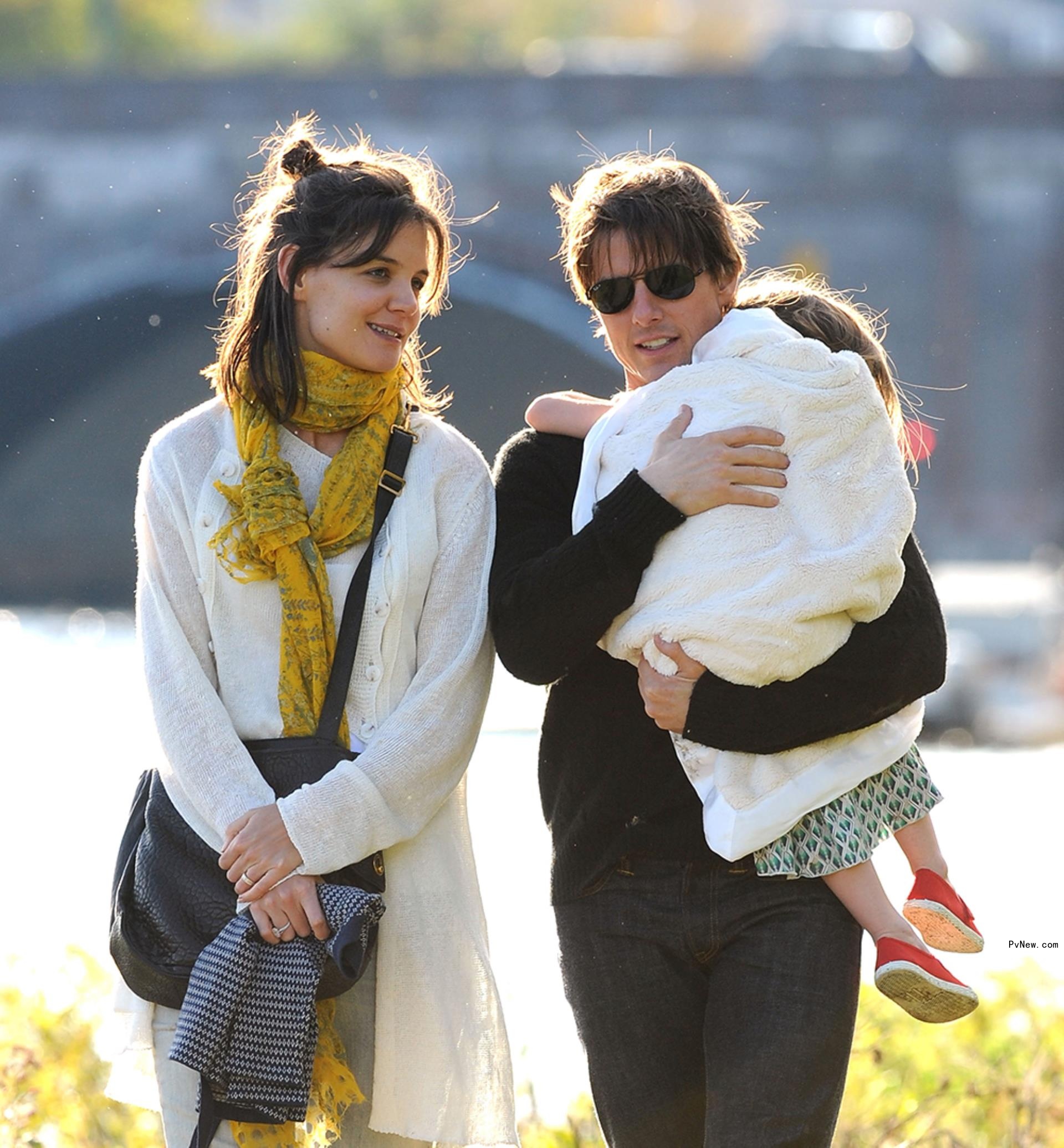 Suri Cruise with her mom Katie Holmes and dad Tom Cruise.