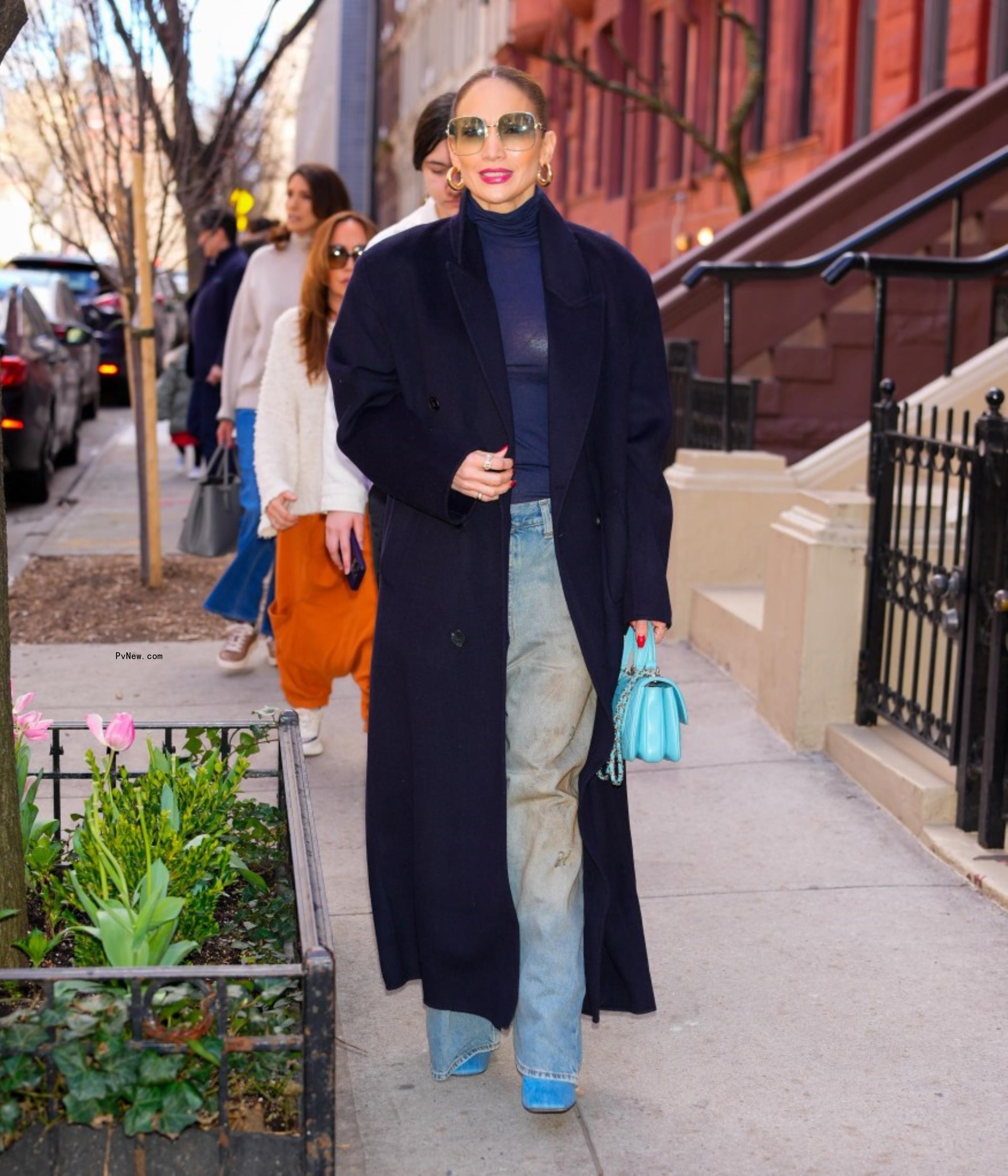 Jennifer Lopez looks leggy in pink sparkling minidress