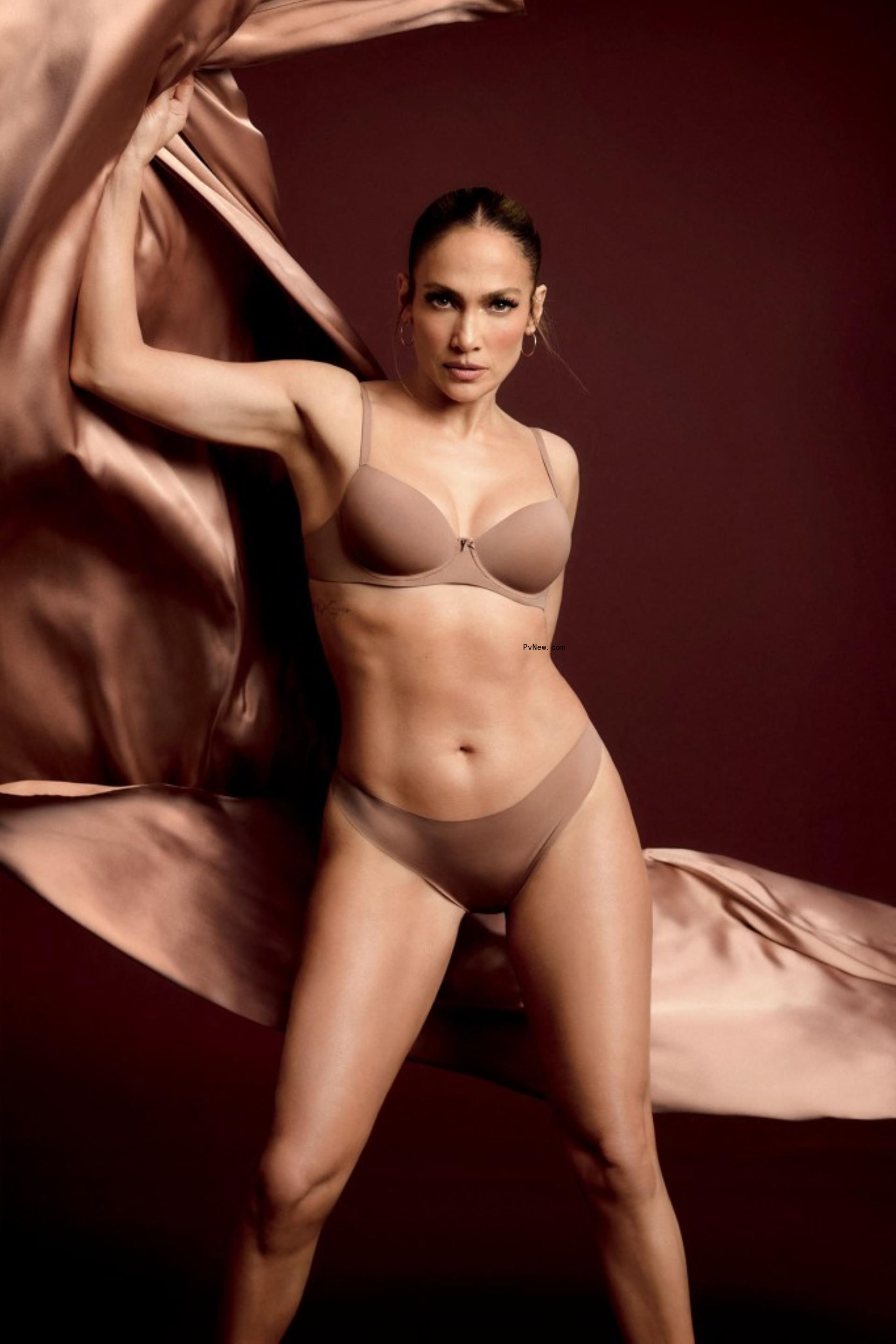 Jennifer Lopez Intimissimi campaign