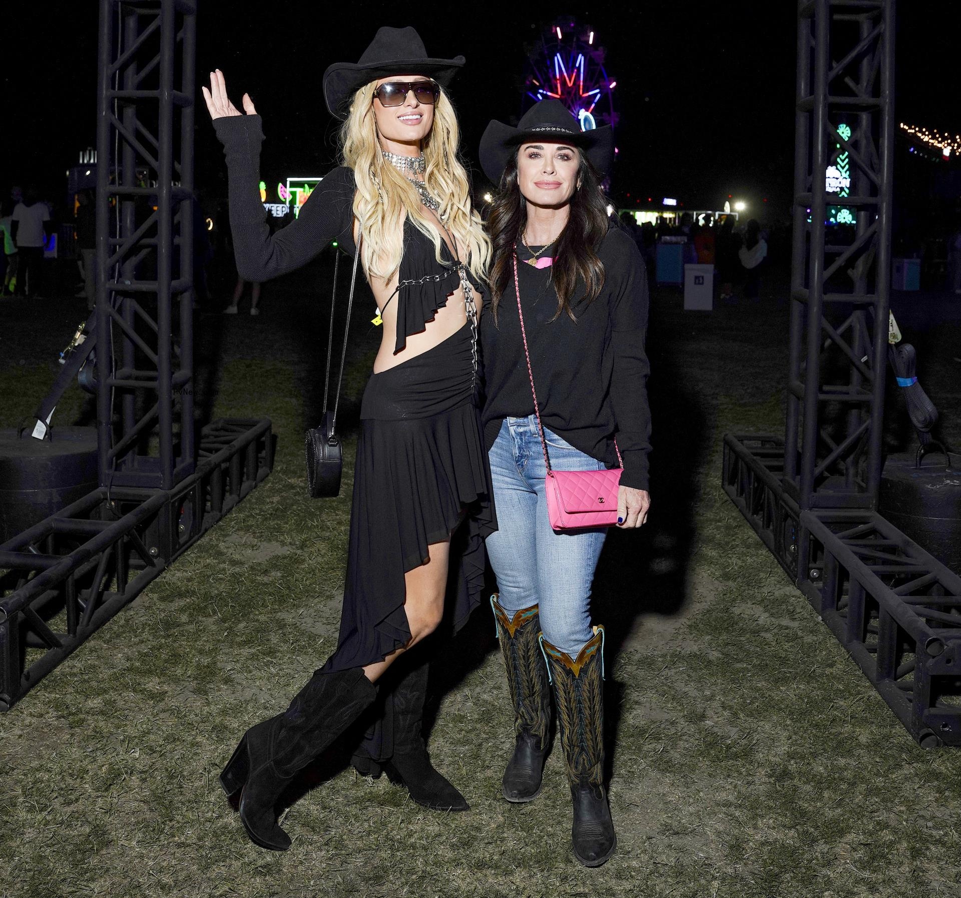 Paris Hilton and Kyle Richards posing together