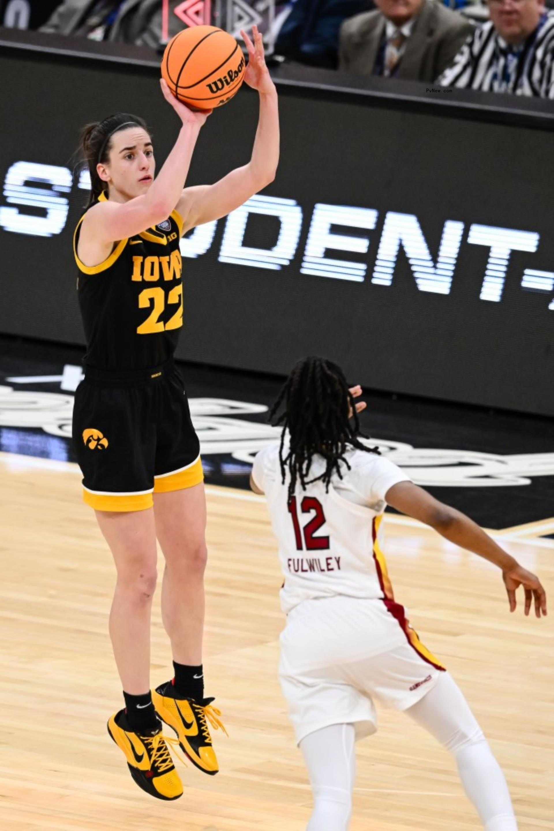 Caitlin Clark playign for the Iowa Hawkeyes.