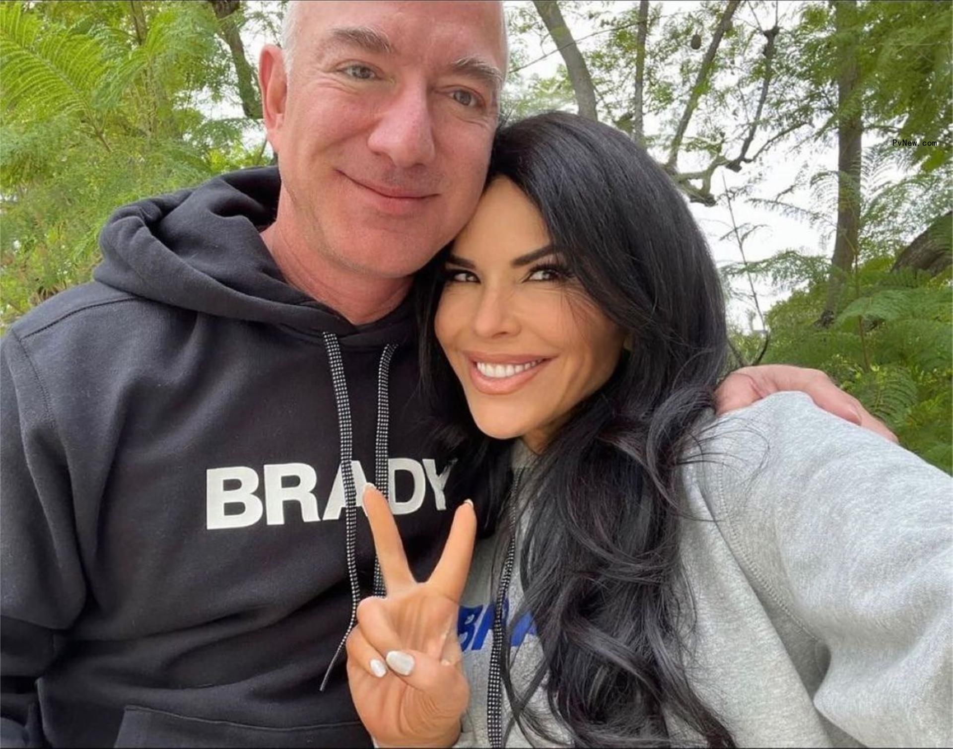 jeff bezos and lauren sanchez selfie